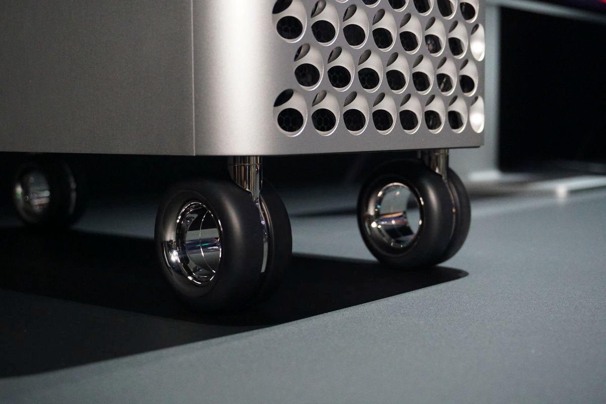 Apple has decided to sell wheels for the Mac Pro separately. Price included - RUB 32,500 - Apple, Idiocy