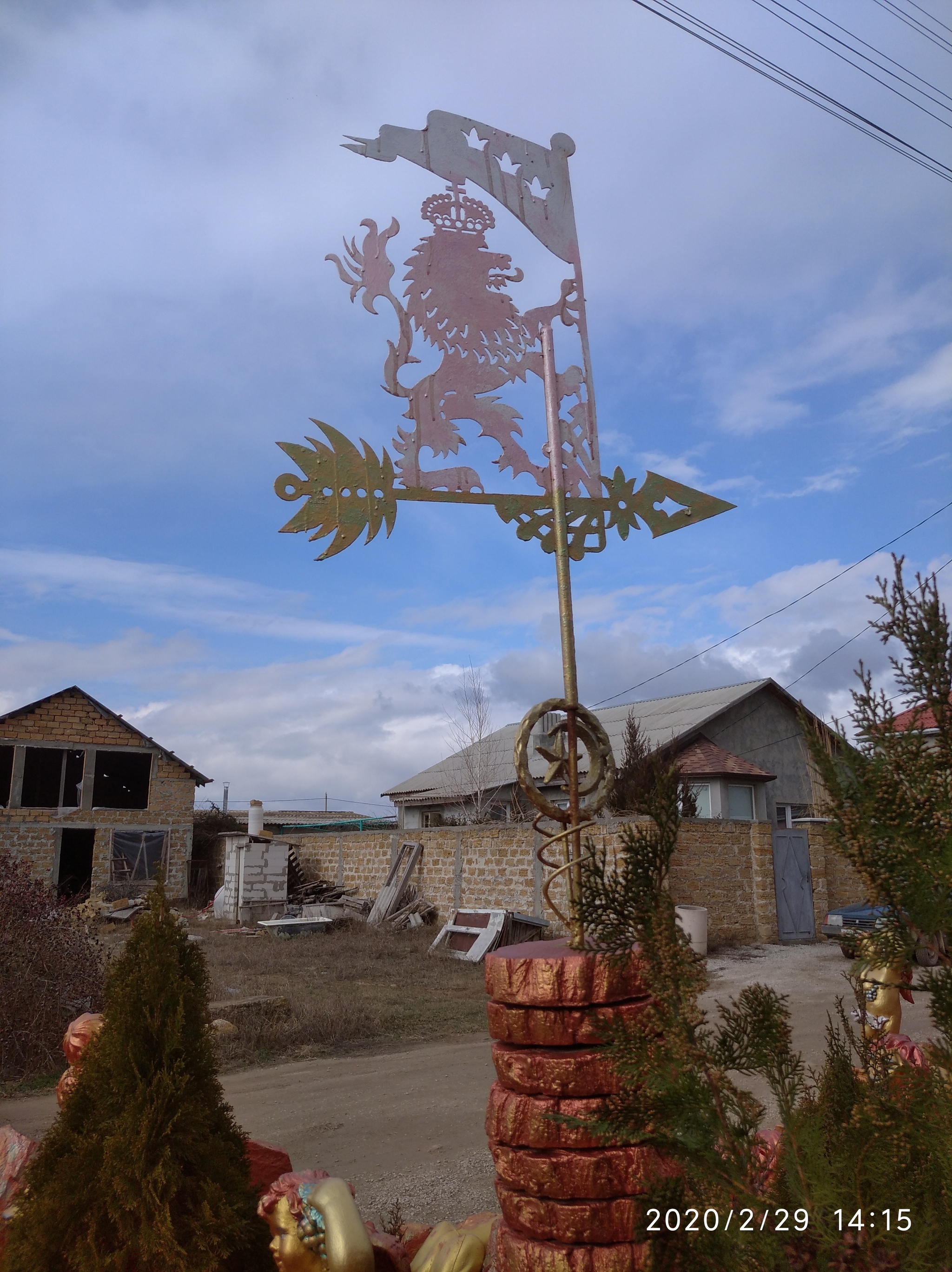 On the outskirts of my city, I came across a house... - My, Sculpture, Longpost, Fence