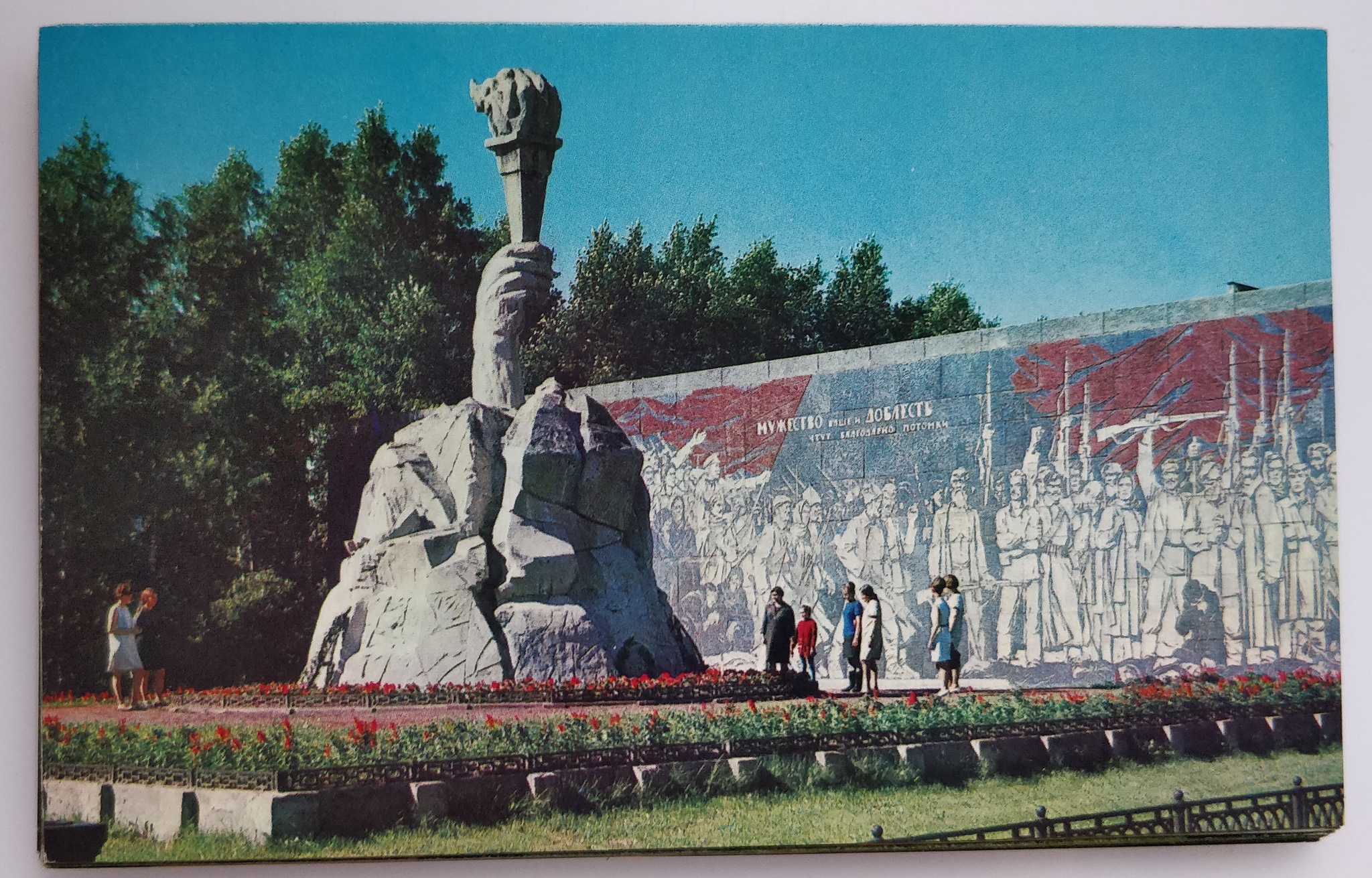 Сквер революции памятник. Памятник героям революции в Новосибирске. Сквер героев революции в Новосибирске. Новосибирск монумент рука с факелом. Рука с факелом в сквере героев революции.