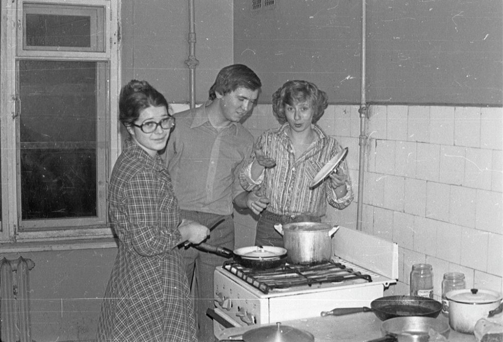 Можно ли советские. Советское общежитие. Советское студенческое общежитие. Студенты СССР. Студенческое общежитие 80-е СССР.