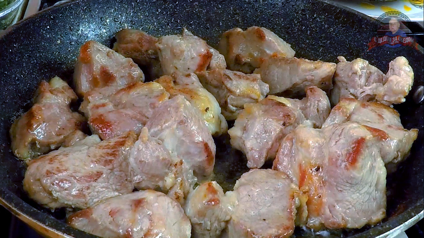 Мясо, свиная шея в зелени и овощами на сковороде | Пикабу