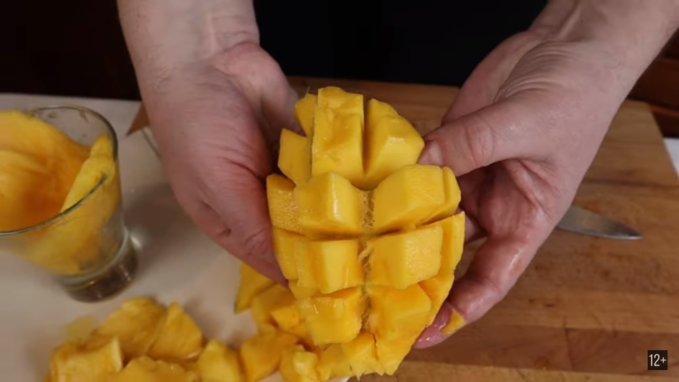 How to choose a MANGO / 4 LIFE HACKS how to eat a mango / Product review - My, Mango, Food, Фрукты, Butchering, Video, Longpost