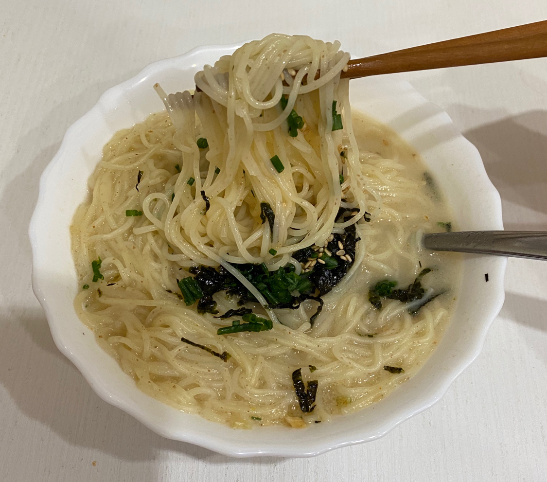 Doshiracology. Doshik with pork bone broth. Nissin Raoh Pork bone soup - My, Doshirakology, Noodles, Food Review, Doshirak, Japanese food, Longpost