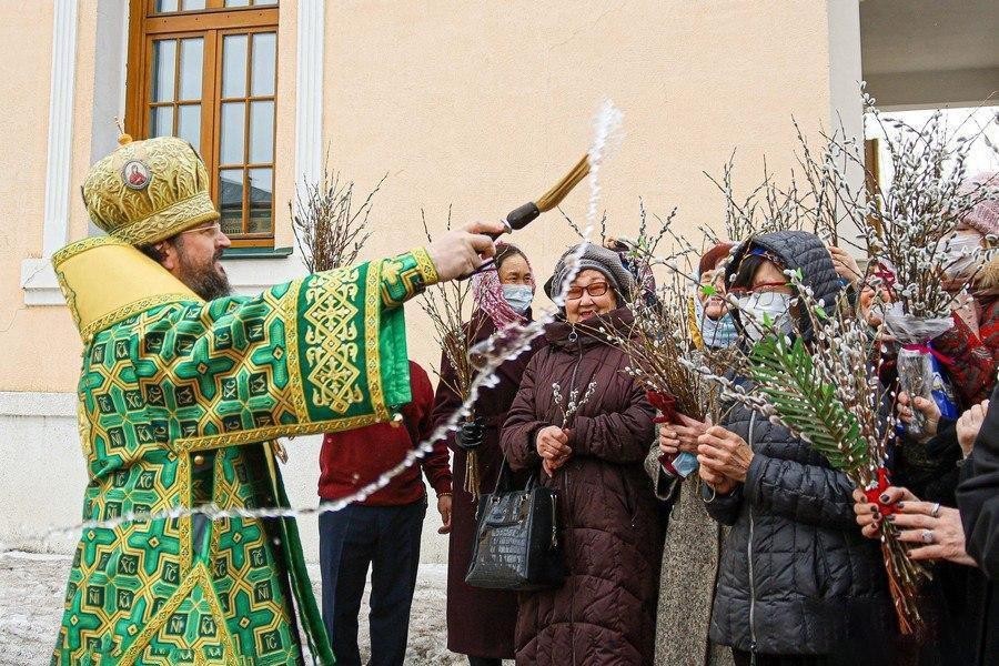 Despite the Government's call to stay at home, today believers across the country went to churches to celebrate Palm Sunday. - Saint Petersburg, Palm Sunday, Coronavirus, Religion, Longpost, ROC