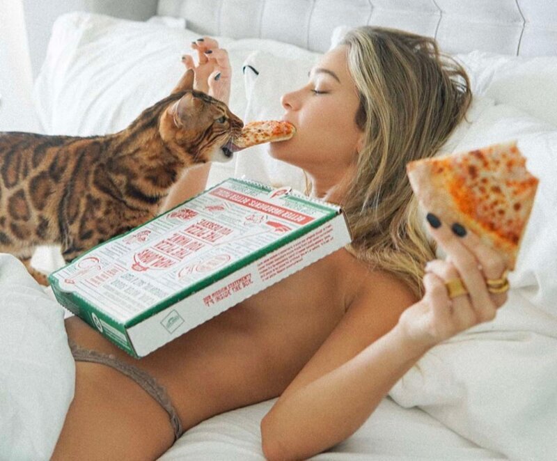 That's how they gain weight in self-isolation) - NSFW, cat, Girls, Pizza, Bengal cat, Beautiful girl