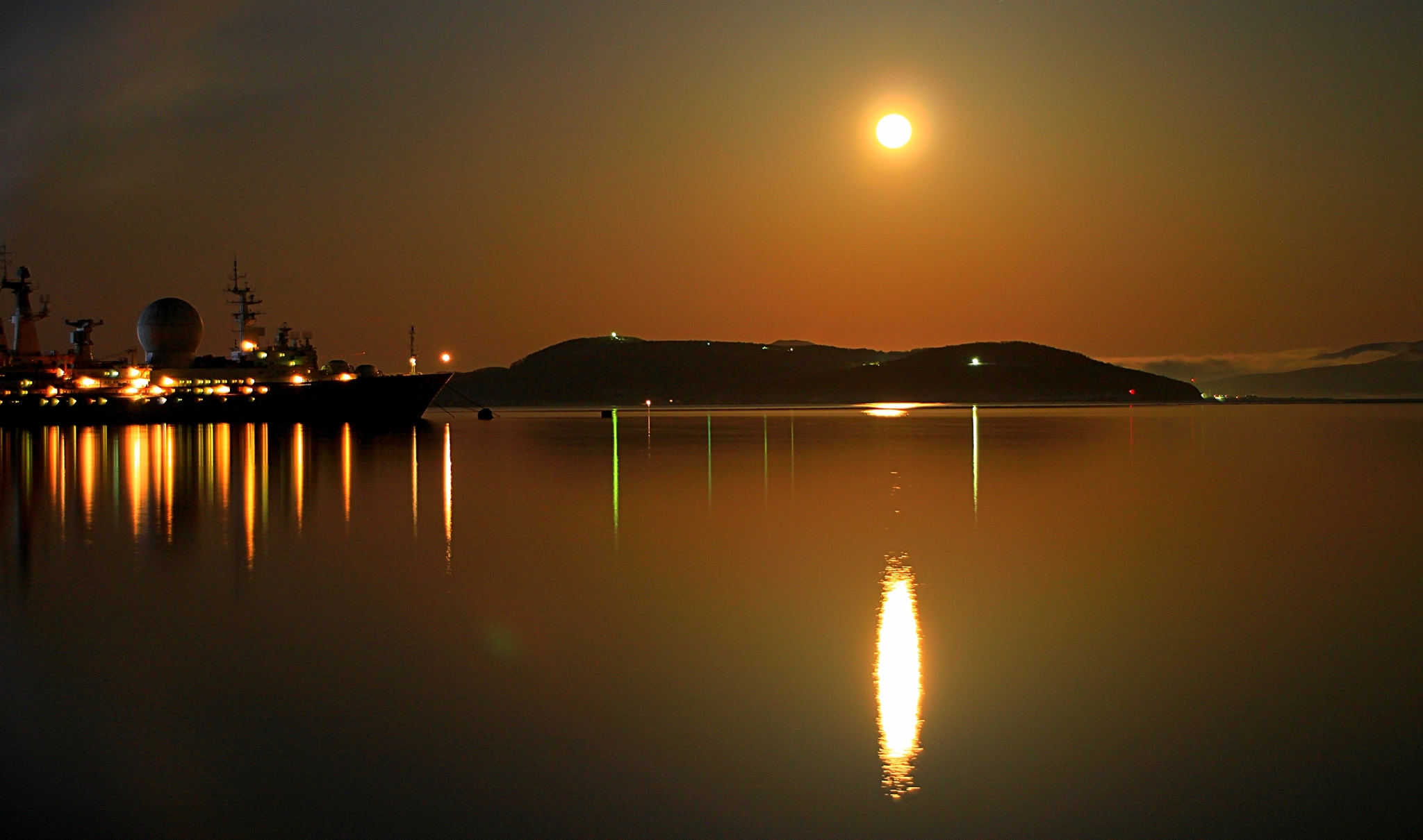 View of Vilyuchinsk and Rybachy in the late evening from the shore from Staraya Tarya - My, Kamchatka, Vilyuchinsk, moon, Sea