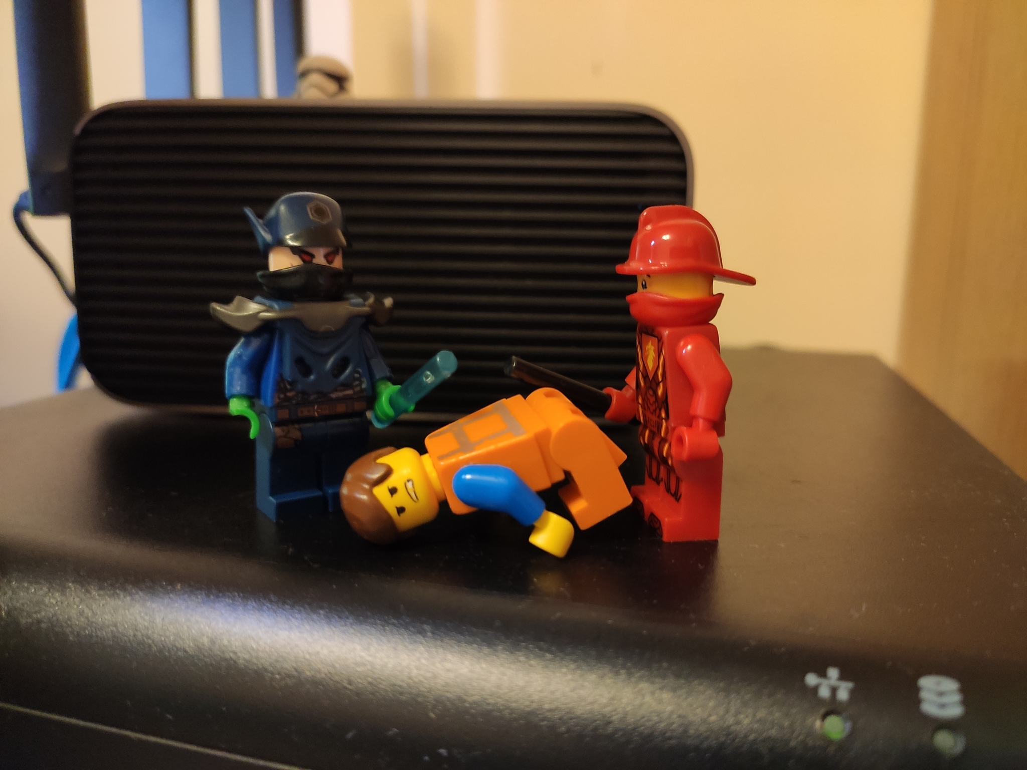 Quarantine police explain to Emmett that he needs to wear a mask - My, Lego, Medical masks