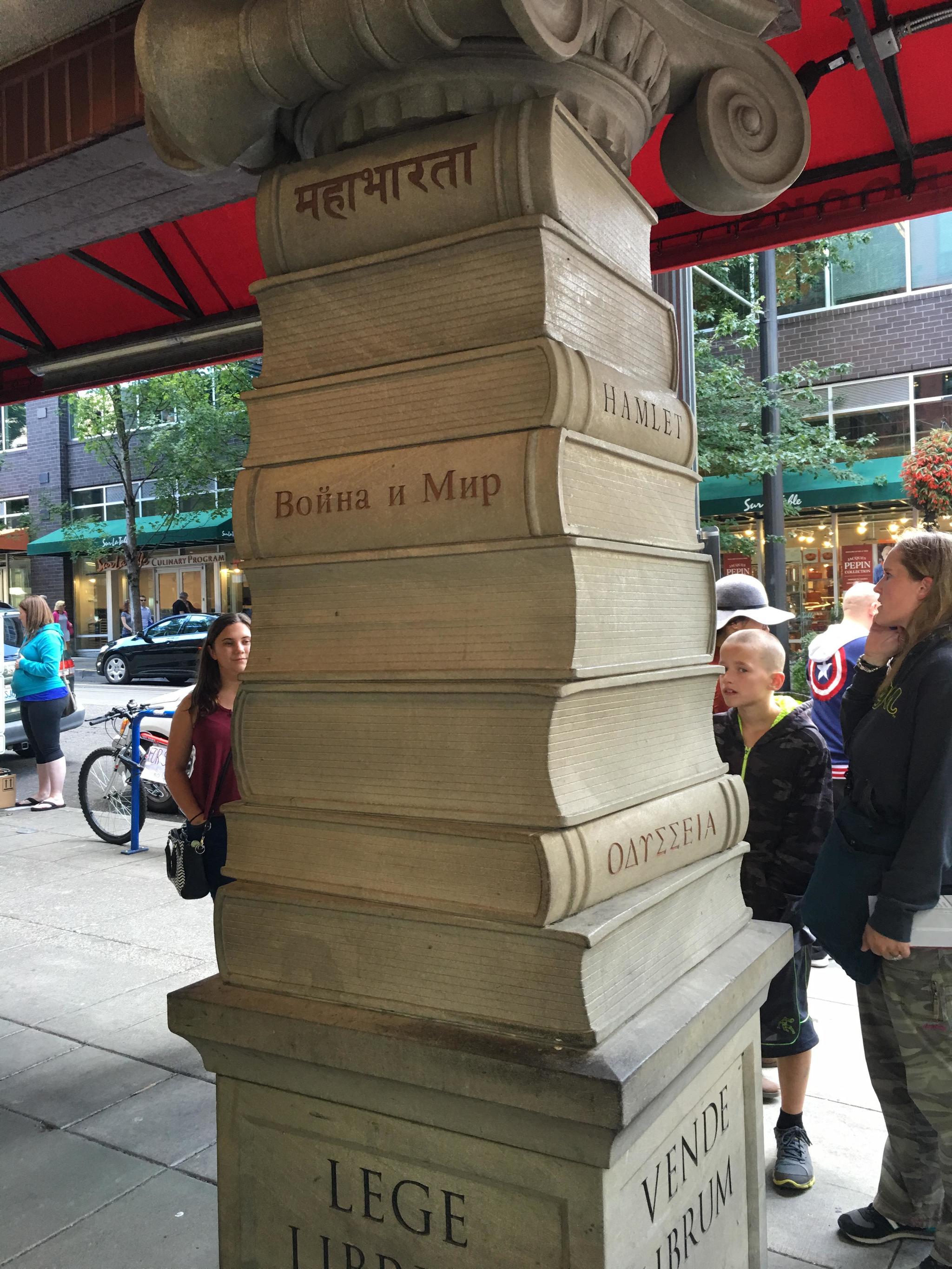 Column at a bookstore in Portland (Oregon) - Column, Architecture, Score, Books, USA