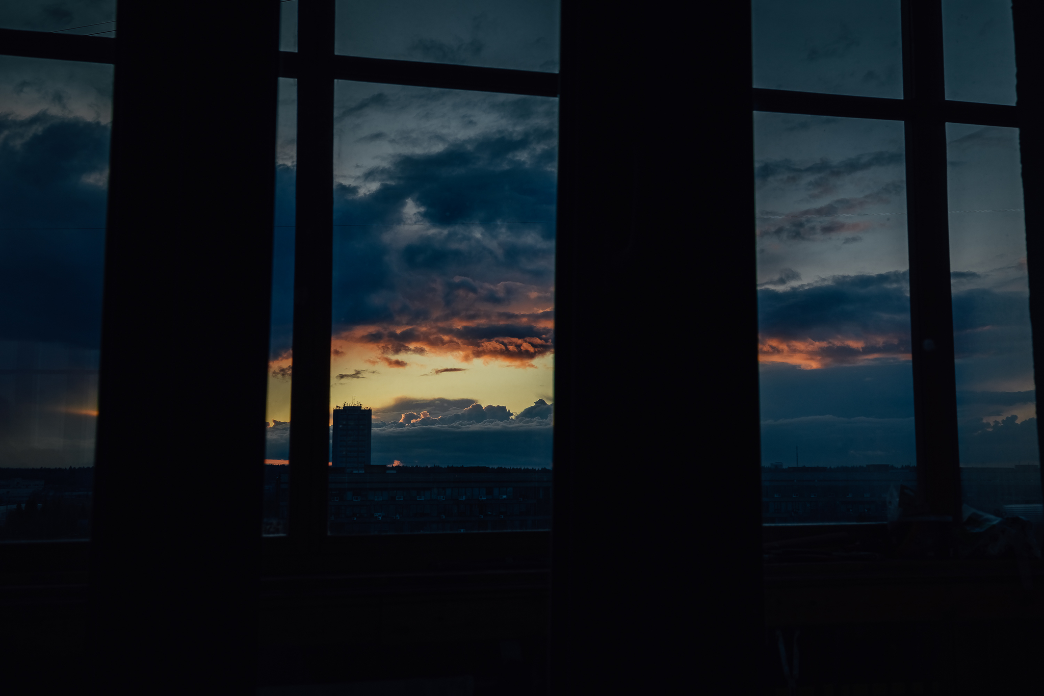 Картина окно закат