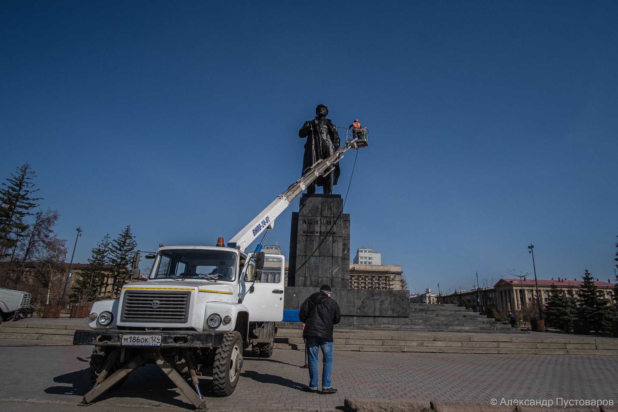 In Krasnoyarsk, on Revolution Square, the Lenin monument was washed after a long winter. - Krasnoyarsk, Lenin, Monument, Birthday, April, Longpost