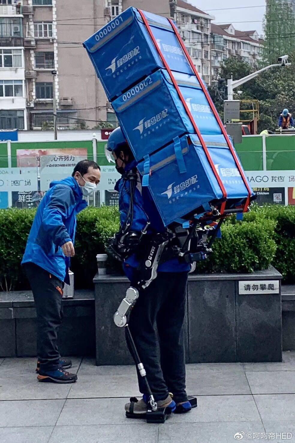 A courier in Wuhan uses an exoskeleton for large orders. And yet he is a genius - Hideo Kojima, Exoskeleton, Courier, Death stranding, Video