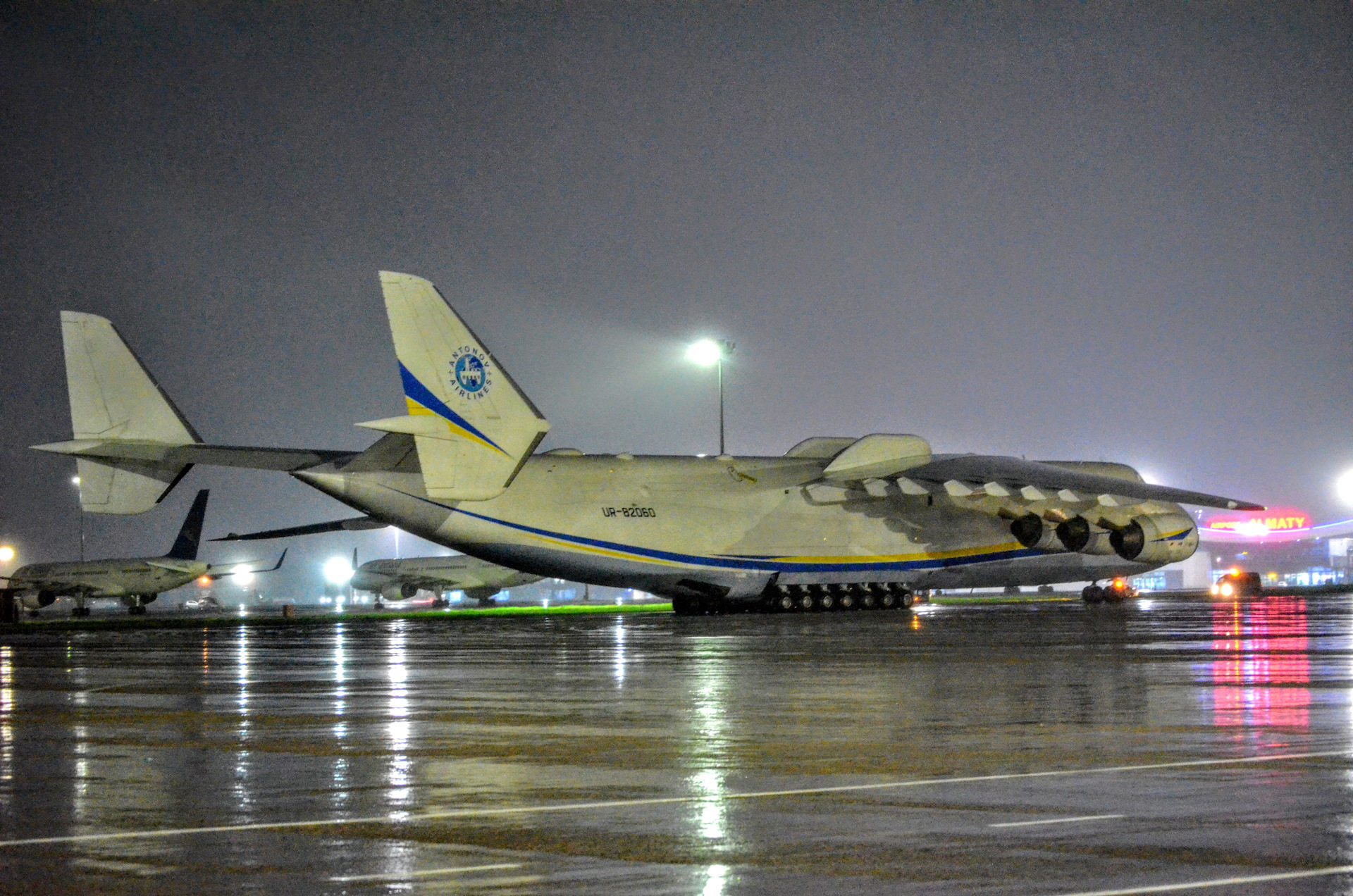 An 225 Mriya V Mezhdunarodnom Aeroportu Almaty Pikabu [ 1272 x 1920 Pixel ]