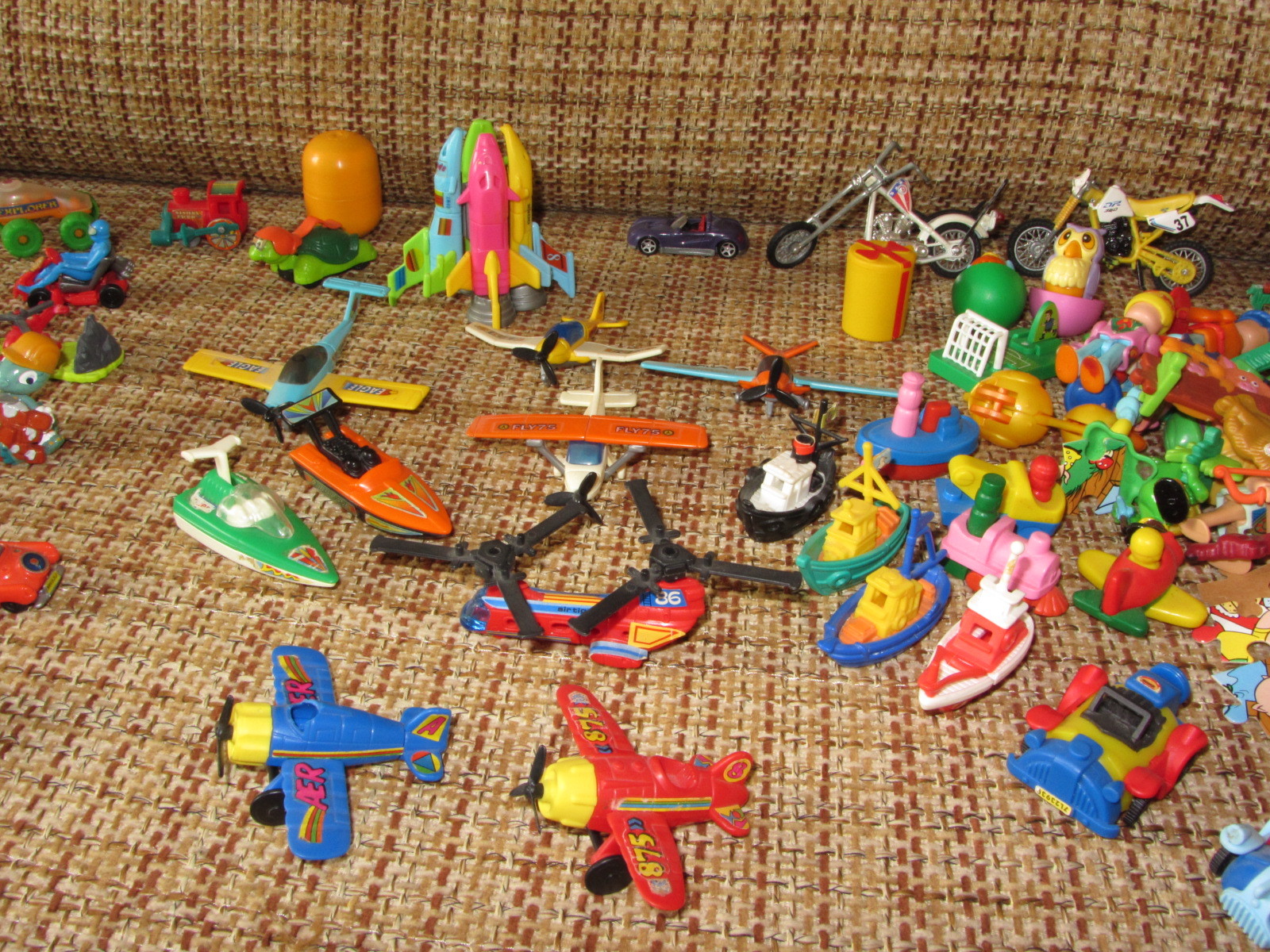 Игрушки из киндера 90 х. Коллекции игрушек Киндер сюрприз 90е. Киндеры 90-х. Игрушки Киндер сюрприз 90-х. Коллекция игрушек Киндер 1990х.
