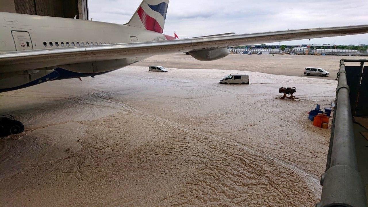 Another foam party at the airport - Aviation, Great Britain, London Heathrow, Fire safety, Incident, British Airways, Boeing 777, Video, Longpost