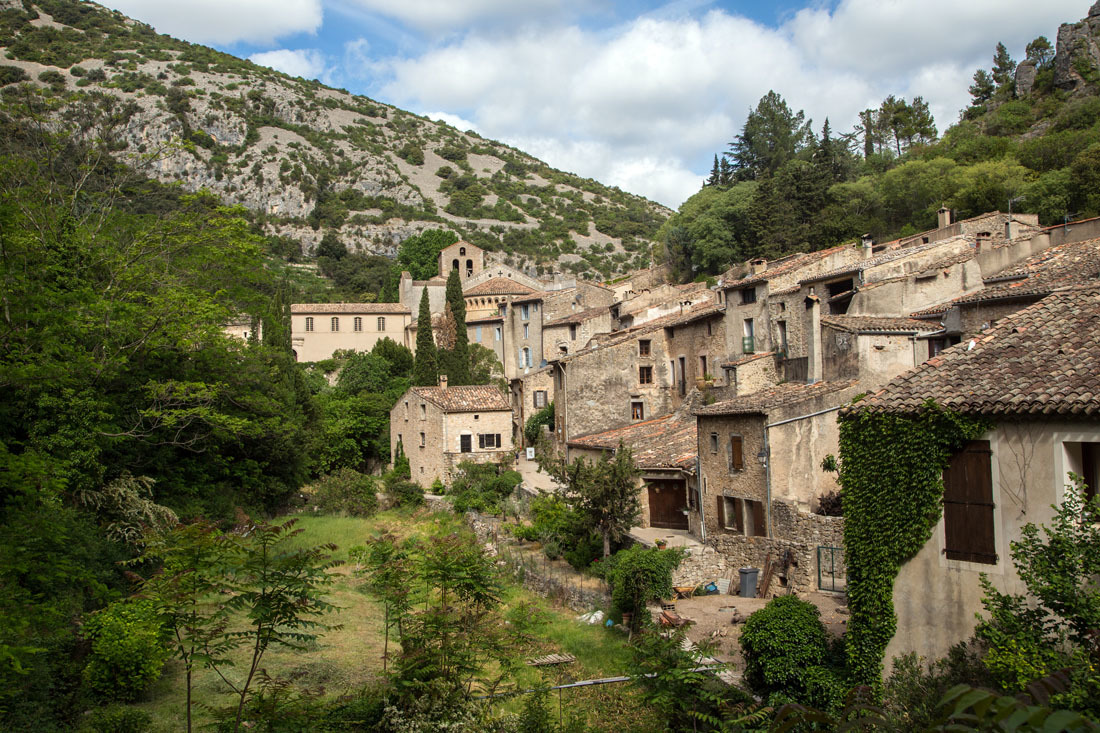 Деревушка Saint-Guilhem-le-Desert во французских Альпах | Пикабу