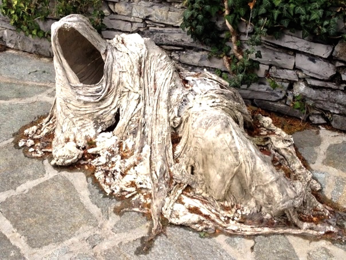 Sculptures of ghosts in the castle of Bezio on Lake Como - Lake Como, Призрак, Sculpture, Longpost