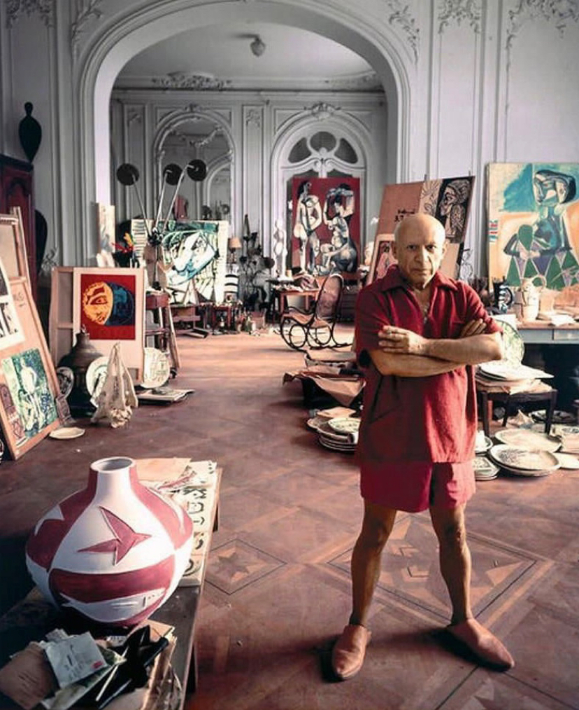 Pablo Picasso chilling in his home studio in France, 1956 - Reddit, From the network, The photo, Picasso