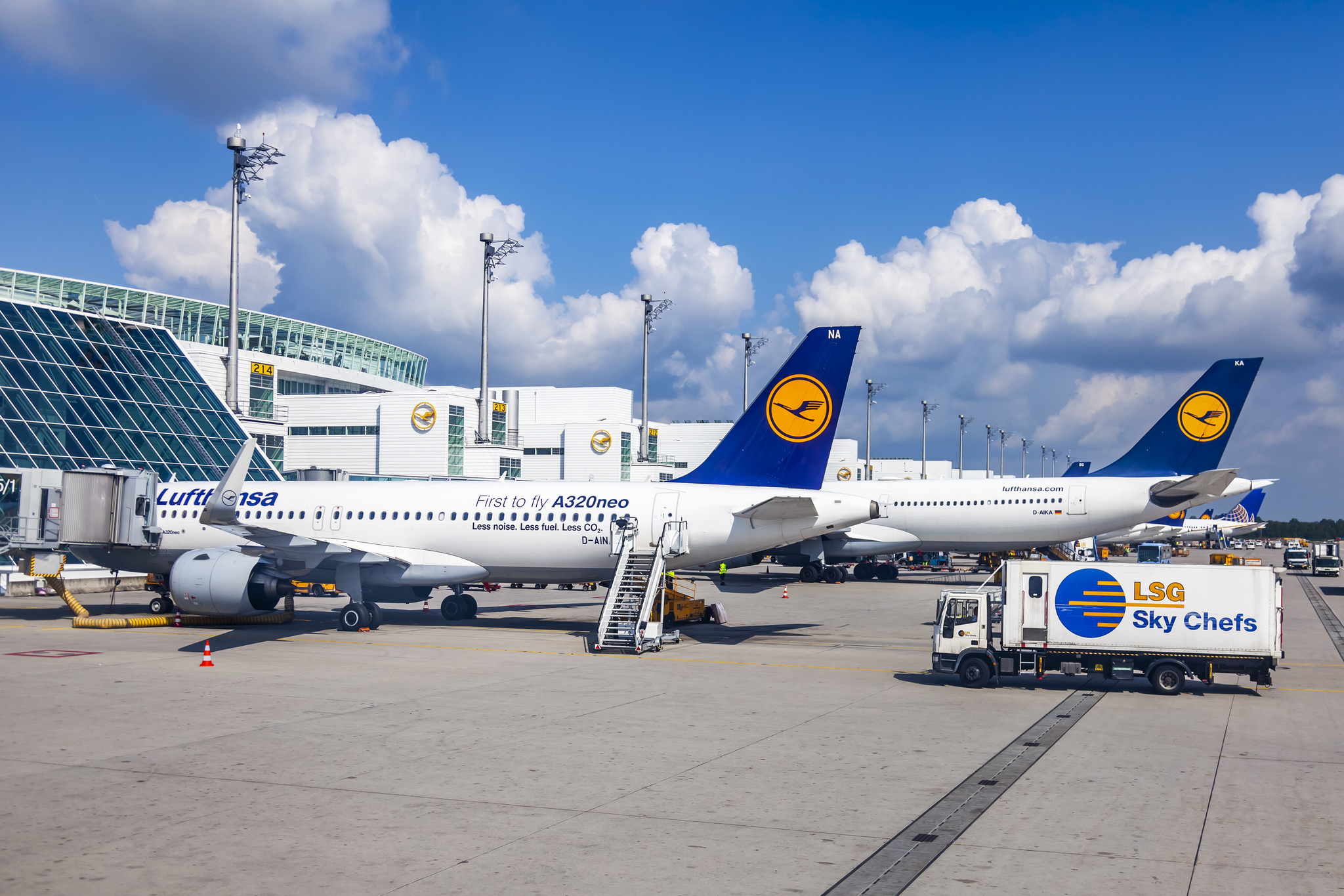 Москва мюнхен самолет. Lufthansa авиакомпания аэропорт Мюнхен. Люфтганза техник Мюнхен. Мюнхен авиакомпания Люфтганза техцентр. Мюнхен гостиница в аэропорту с самолётами фото.