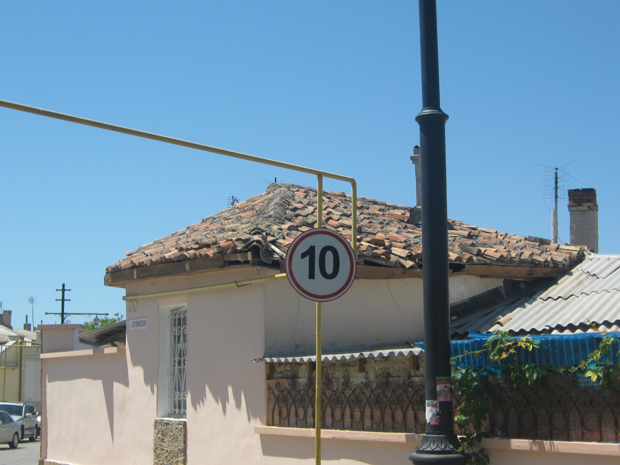 Super-speed and class tiles! - My, Traffic rules, Signs, Rules, Do not rush, Crimea, Roof