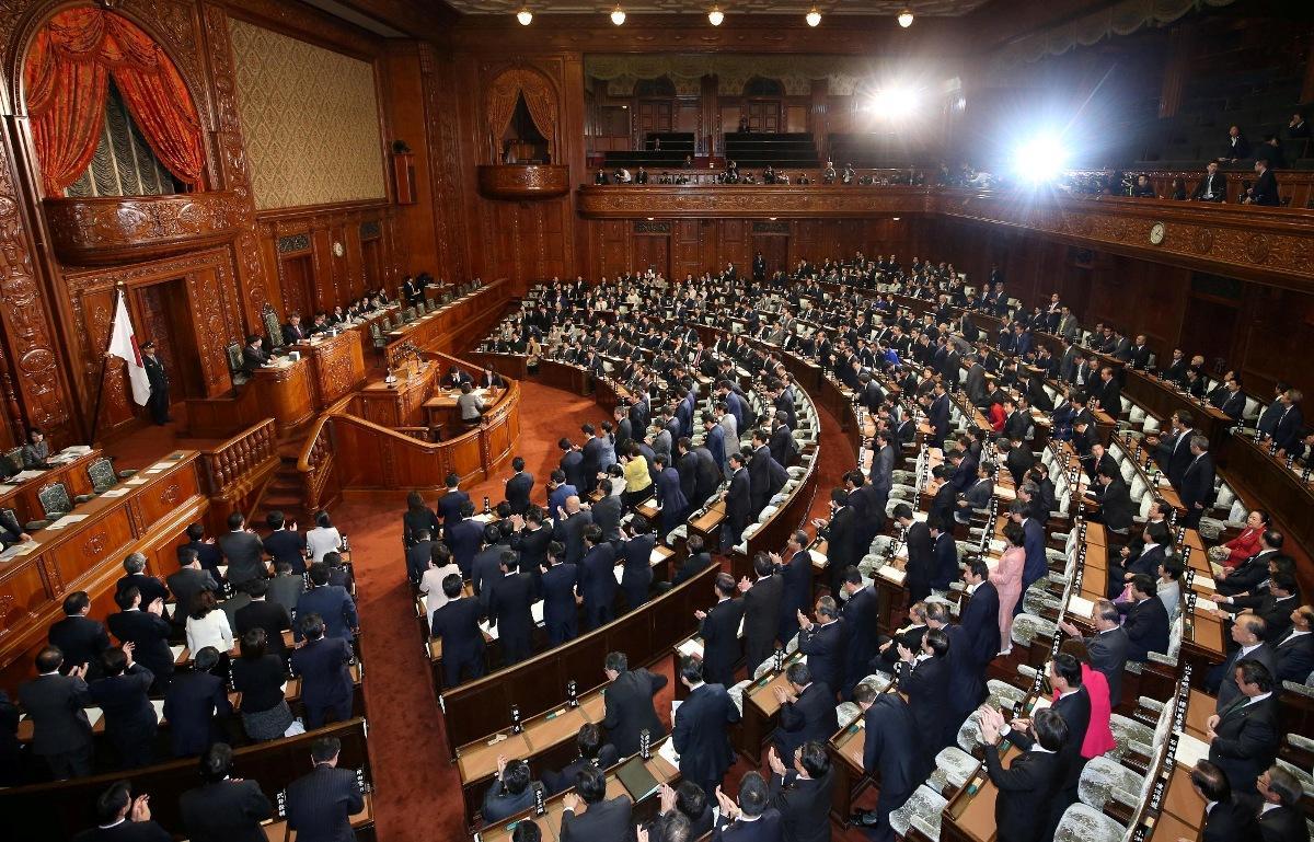 Депутаты Парламента Японии утвердили закон о снижении своего жалованья: в течение года все они будут получать на 20% меньше - Япония, Коронавирус, Депутаты, Экономика, Финансы, Кризис