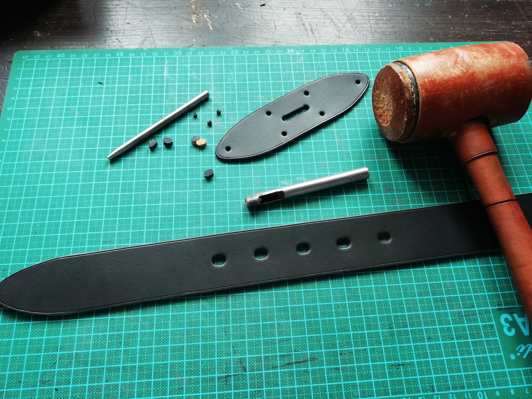 Парочка гранжевых кожаных ремней своими руками | Пикабу