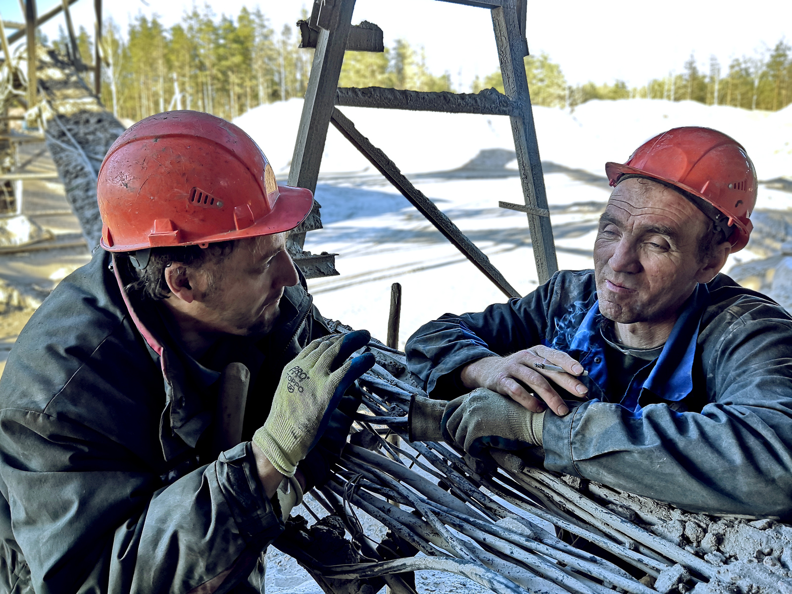 Workers on a smoke break - My, Factory, Smoke break, Workers