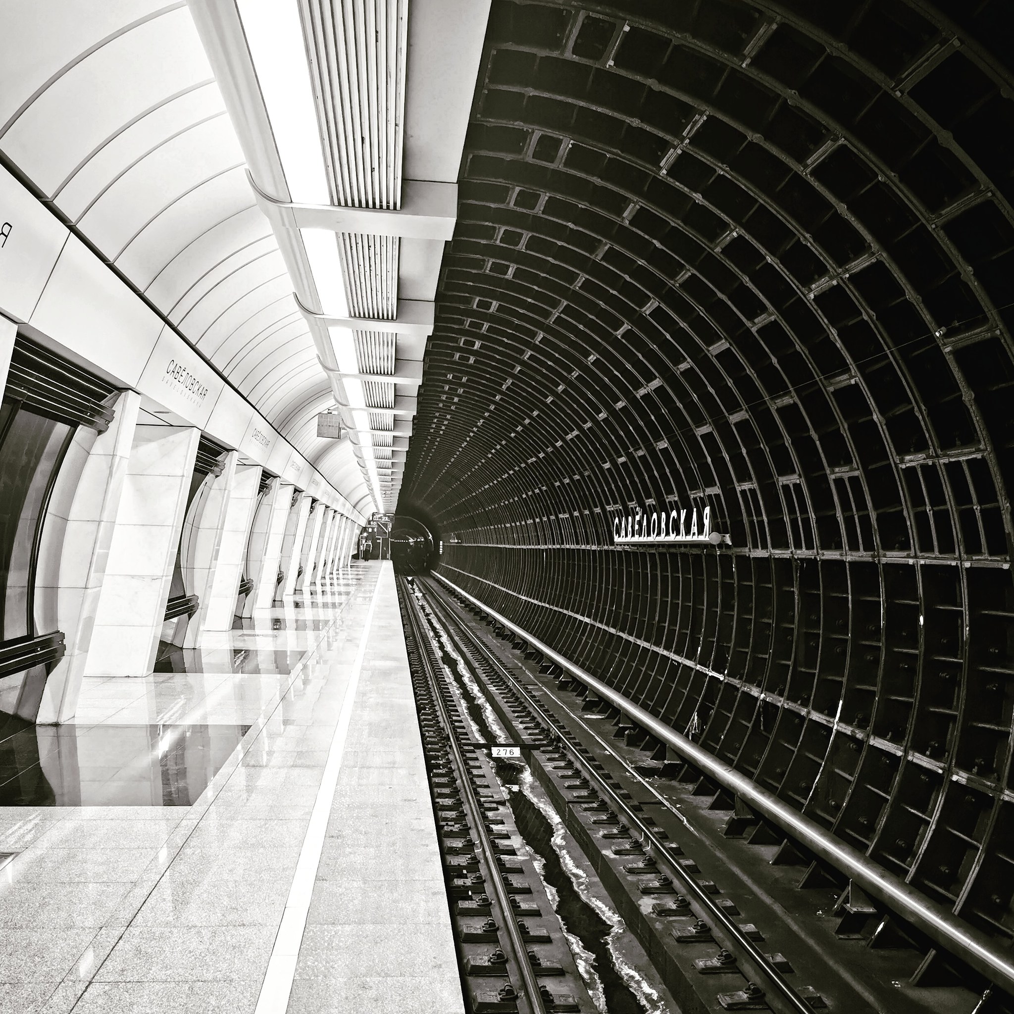 черно белая станция метро