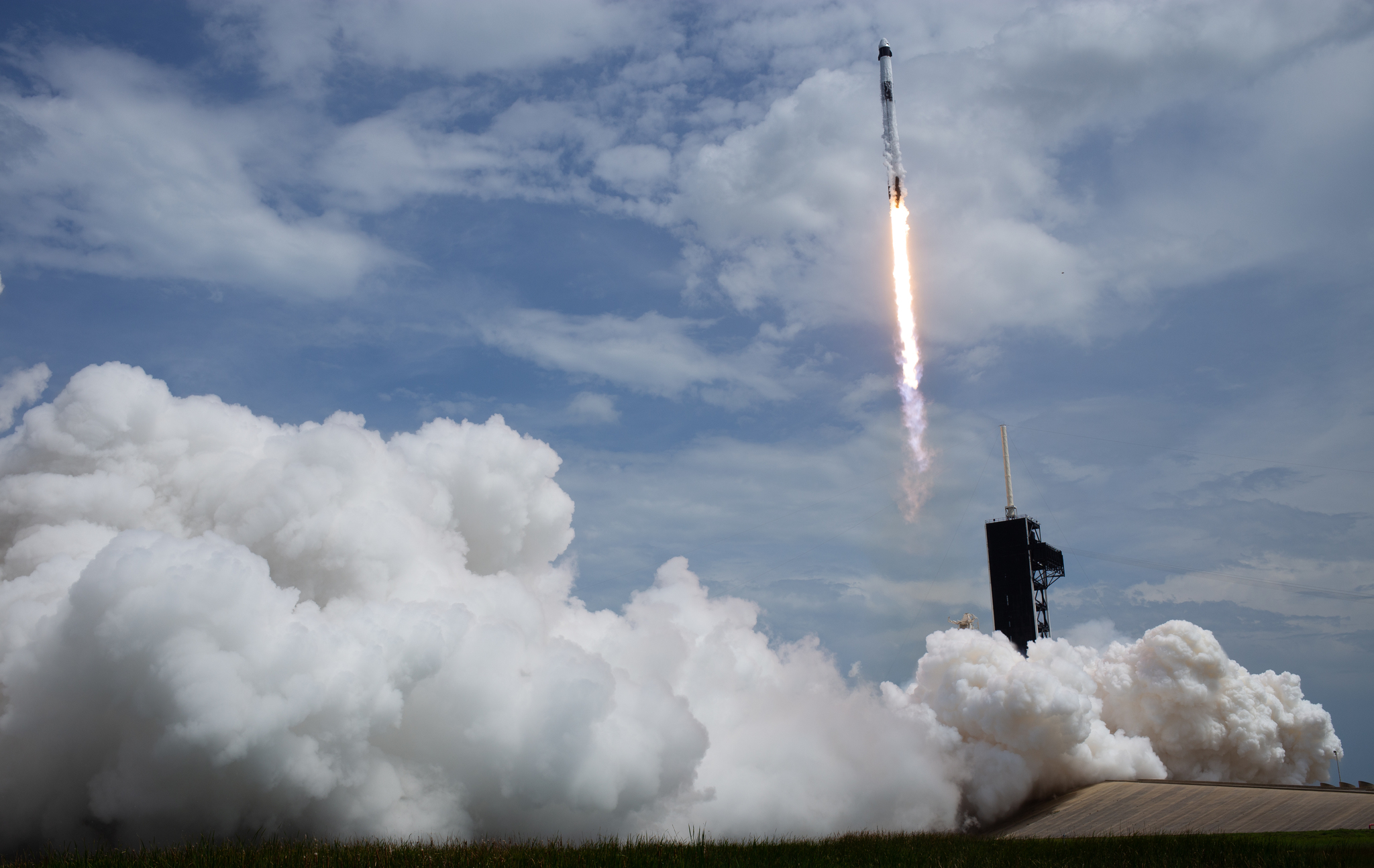 Photos of the launch of the Falcon 9 launch vehicle with the Crew Dragon manned spacecraft to the ISS - Spacex, NASA, Dragon 2, Falcon 9, Running, Space, Longpost