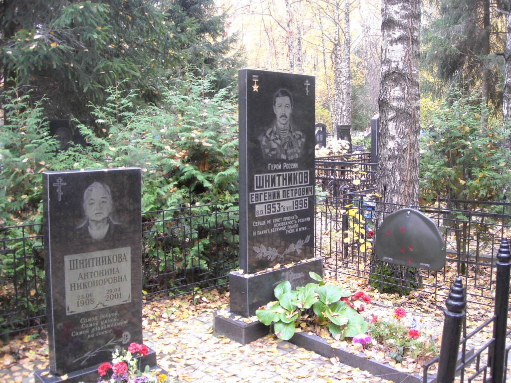 The grave of a Hero of the Russian Federation was desecrated - No rating, Desecration, Help me find, Video, Negative