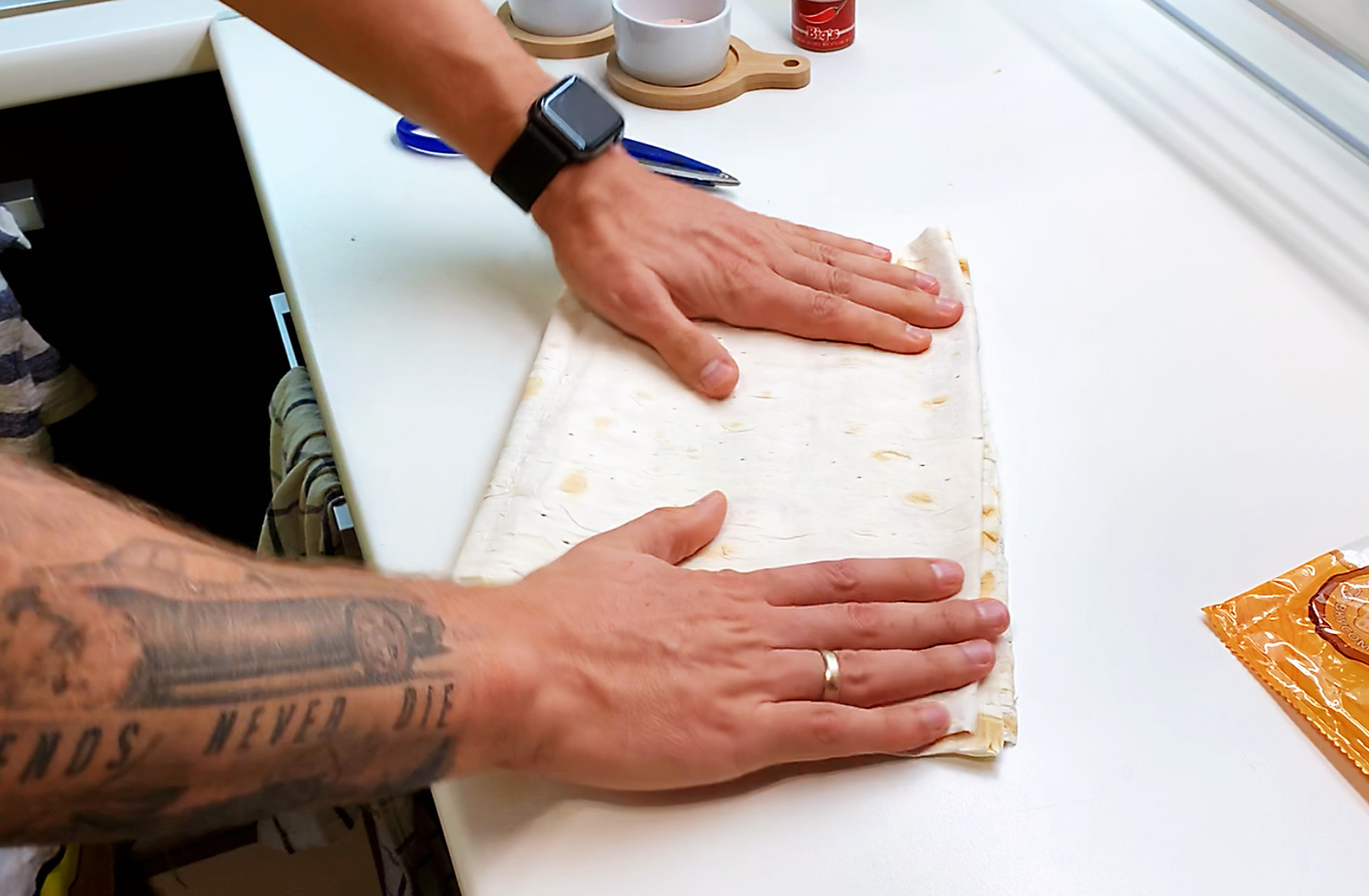 Pita chips vs tortilla nachos + garlic sauce - My, Crisps, Cooking, Proper nutrition, Snack, Beer snack, Video, Longpost, Recipe, Video recipe