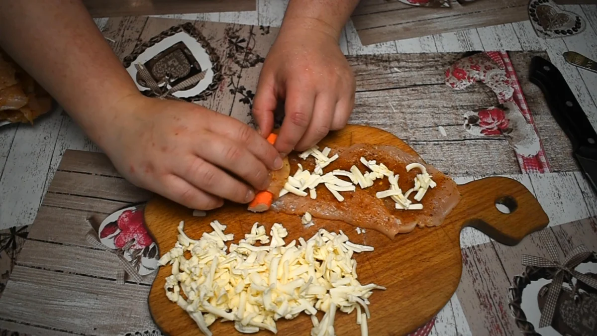 Готовим вкусные мясные рулеты с крабовою палочкой. Обалденная закуска на  праздничный стол | Пикабу