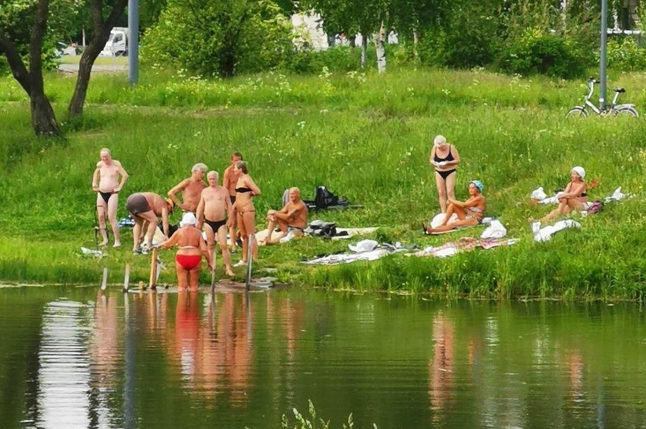 “We just want to wet our feet”: a severe thunderstorm with hail drove hundreds of St. Petersburg residents from unspoiled beaches - My, Saint Petersburg, Self-isolation, Beach, Relaxation, Heat, Thunderstorm