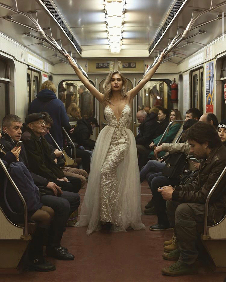 В платье в метро