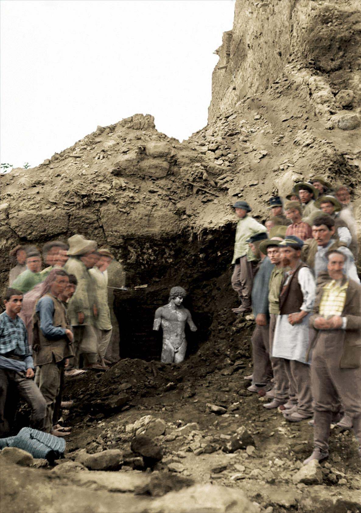 The discovery of an antique statue under a three-meter layer of earth. Greece. 1894 - Antiquity, Excavations