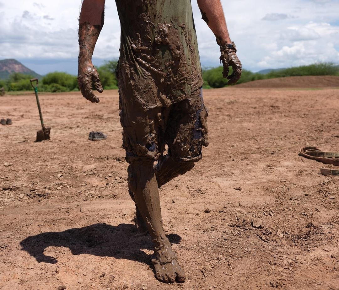 In northern Kenya, in the Nanapa Nature Reserve, an elephant is stuck up to the top of its head in a mud bog on the edge of a dam. - Elephants, People, Kindness, Kenya, Animal Rescue, Longpost, Swamp