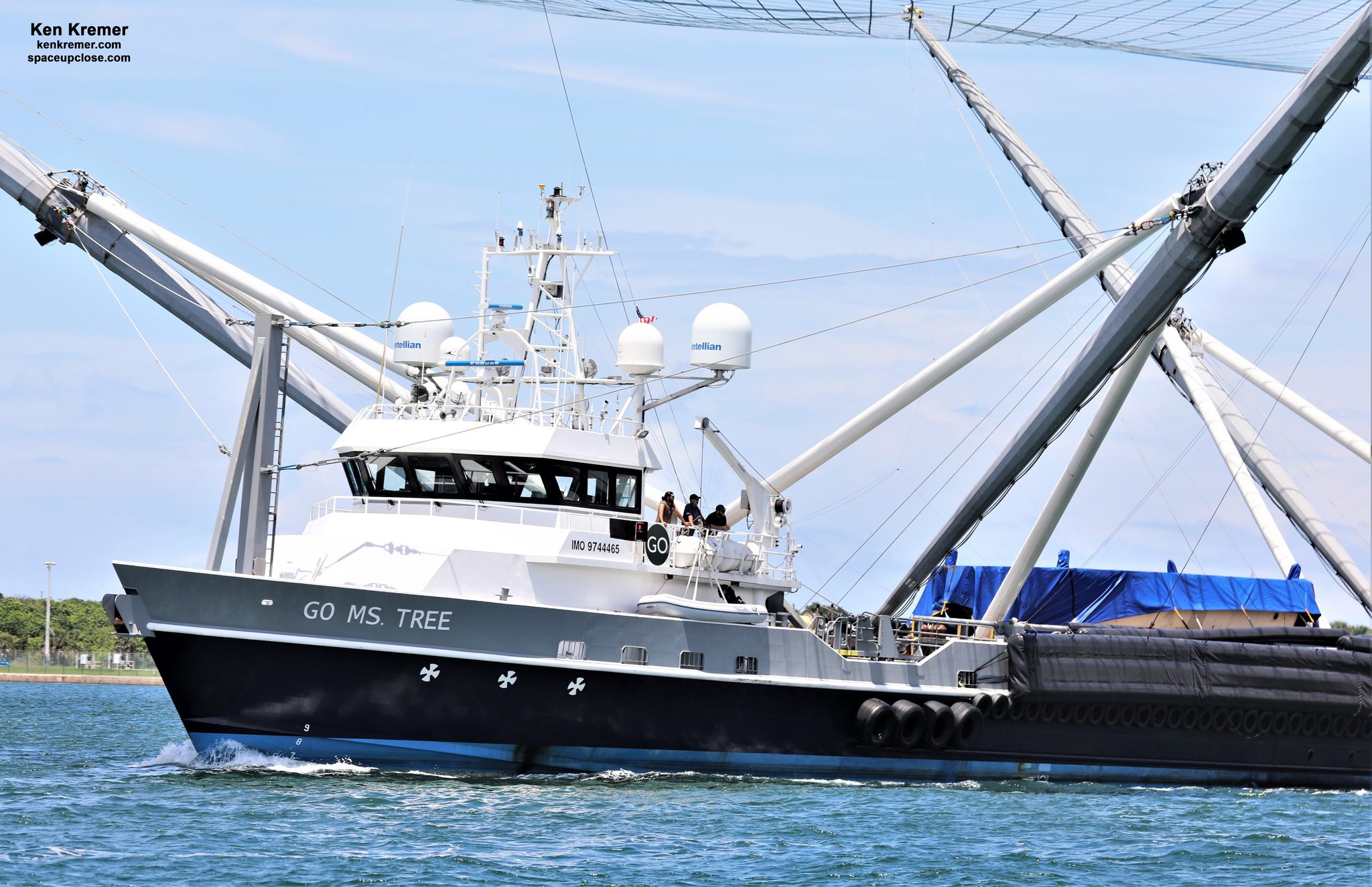 Two salvaged Falcon 9 fairing flaps arrived at Port Canaveral after the Starlink-8 mission - Spacex, Head fairing, Space, Falcon 9, Cape Canaveral, Blue origin, Longpost