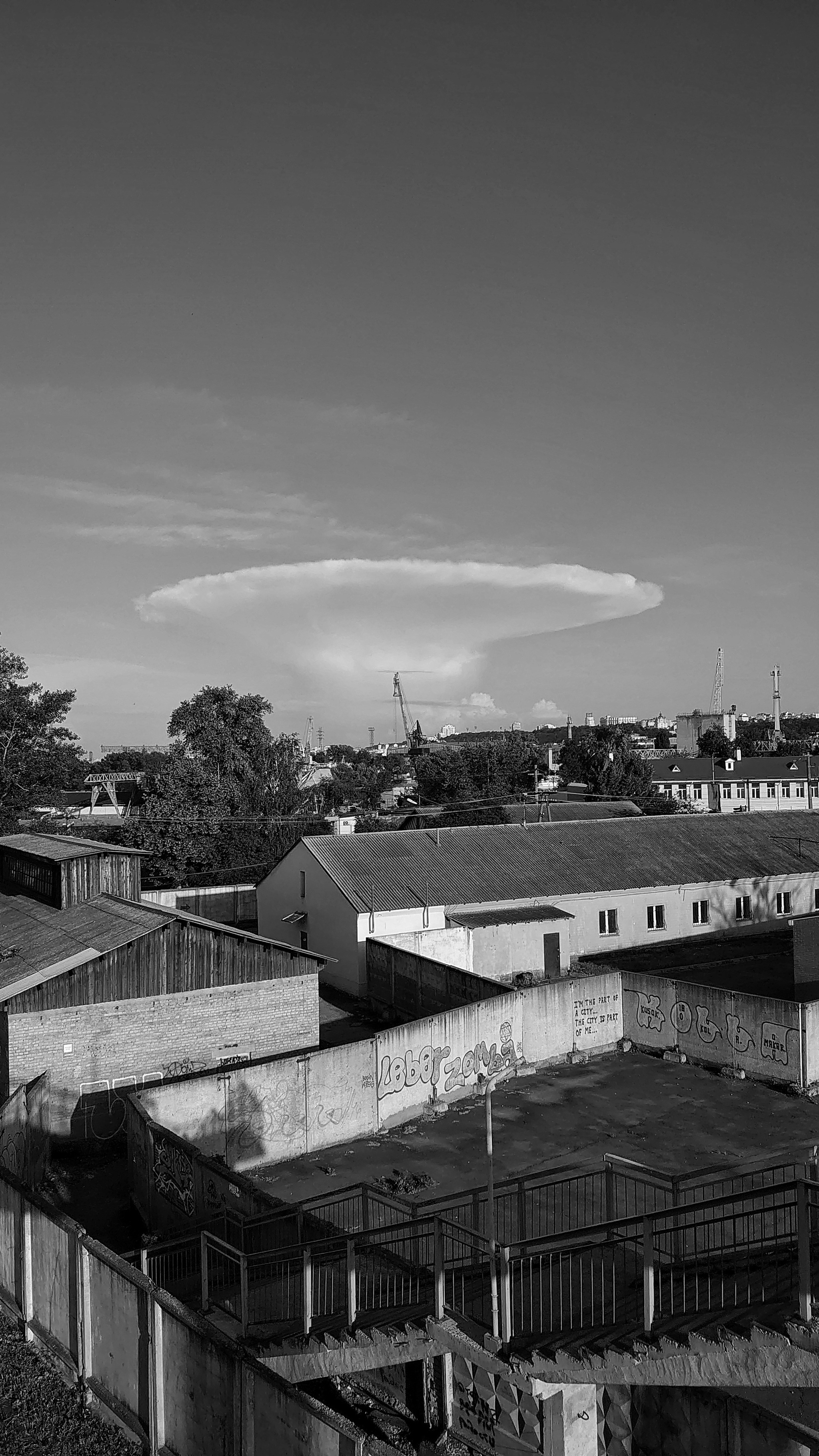 Просто позитивная тучка в Киеве... - Моё, Взрыв, Небо, Тучи, Мат, Длиннопост