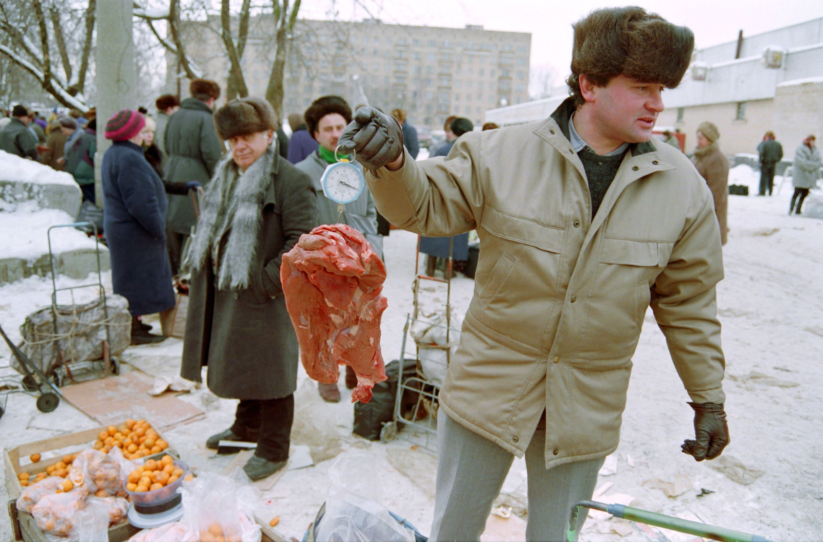 Искусственный голод. 90е в России. 90-Е годы. Уличная торговля 90-е. 90-Е годы в России.
