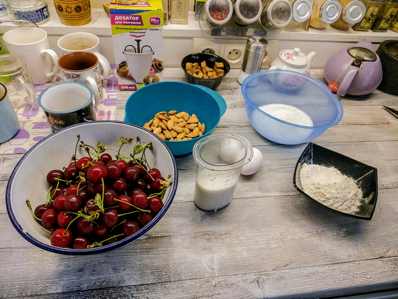 Вишневый пирог с орехами (clafoutis, но это не точно) - Моё, Кулинария, Рецепт, Пирог, Вишня, Выпечка, Миндаль, Пекан, Клафути с вишней, Длиннопост