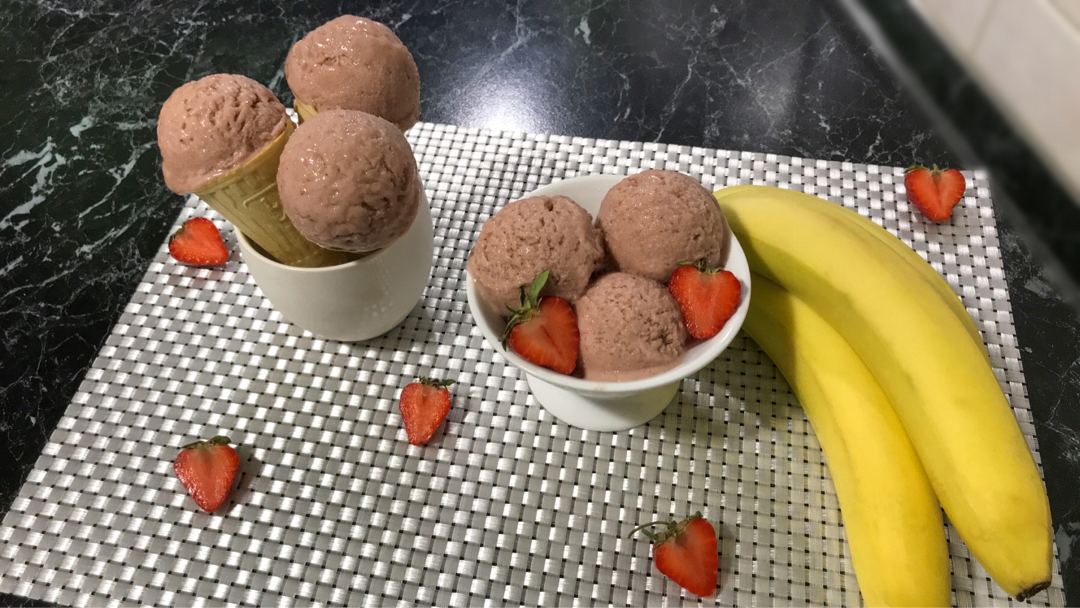 BANANA Ice Cream with Strawberries, no sugar or cream - My, Ice cream, Strawberry ice cream, Ice cream for everyone, Banana, Strawberry (plant), Proper nutrition, Video, Longpost, Recipe, Video recipe