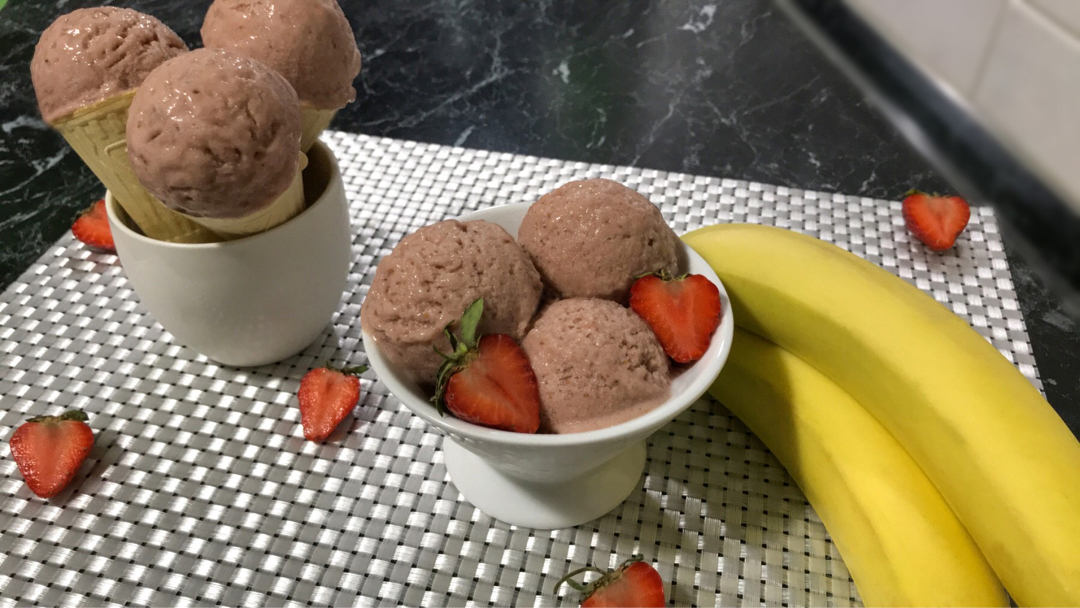 BANANA Ice Cream with Strawberries, no sugar or cream - My, Ice cream, Strawberry ice cream, Ice cream for everyone, Banana, Strawberry (plant), Proper nutrition, Video, Longpost, Recipe, Video recipe