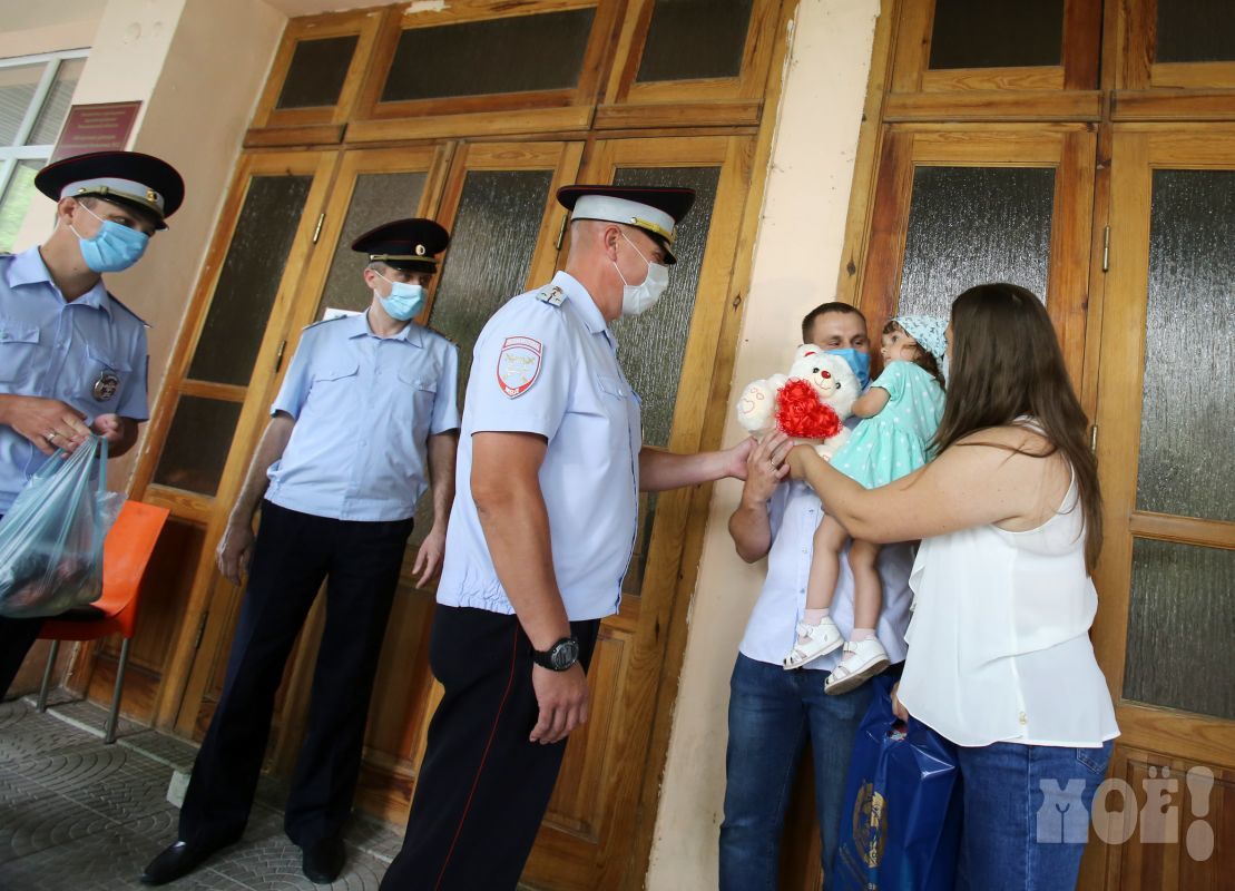 Благодаря воронежским инспекторам ГИБДД годовалому ребёнку спасли руку |  Пикабу