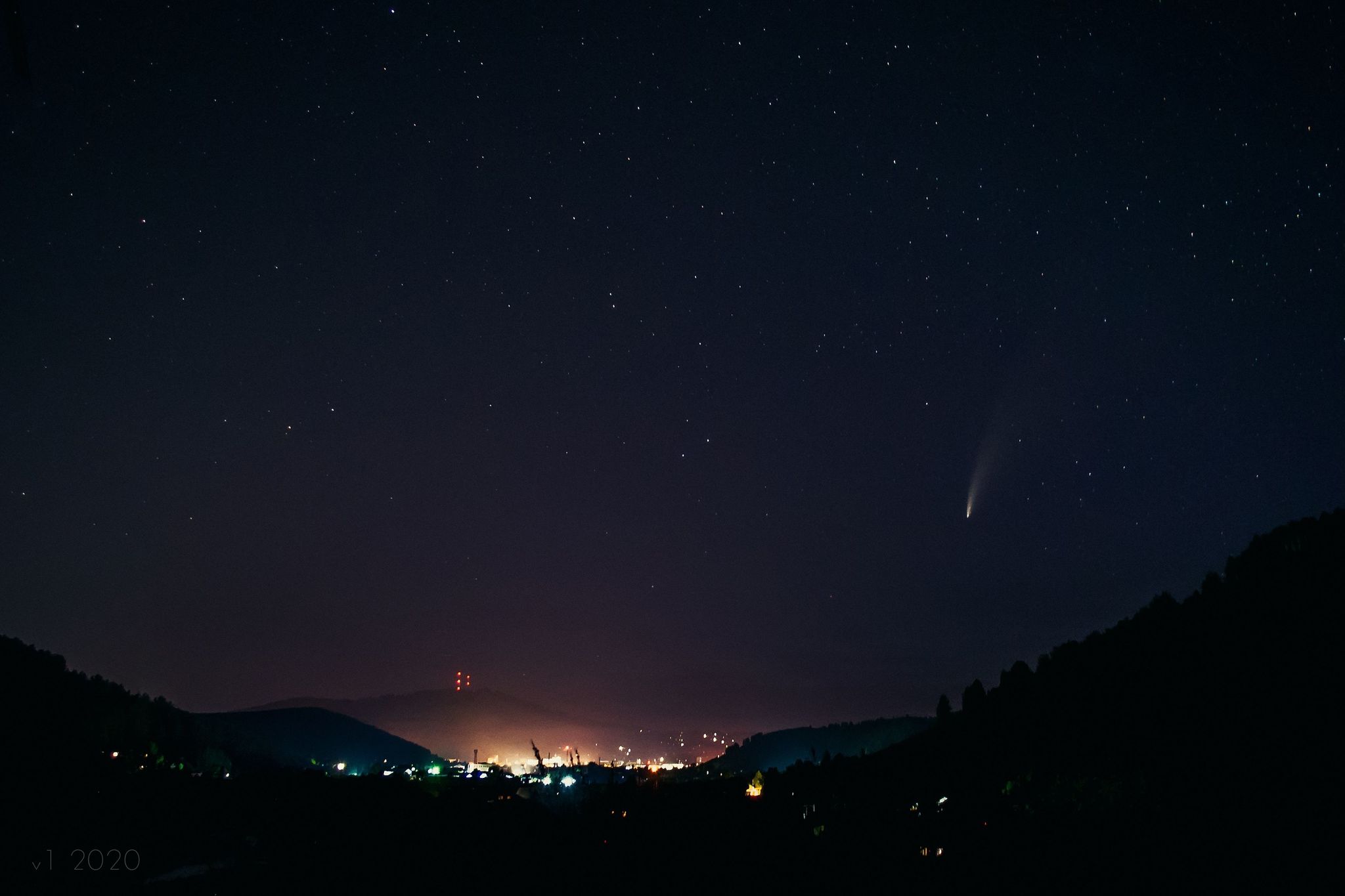 The city is sleeping, the comet is flying :3 - My, Comet, Gorno-Altaysk, Neowise, Nikon d3100, Night, Stars, Astrophoto