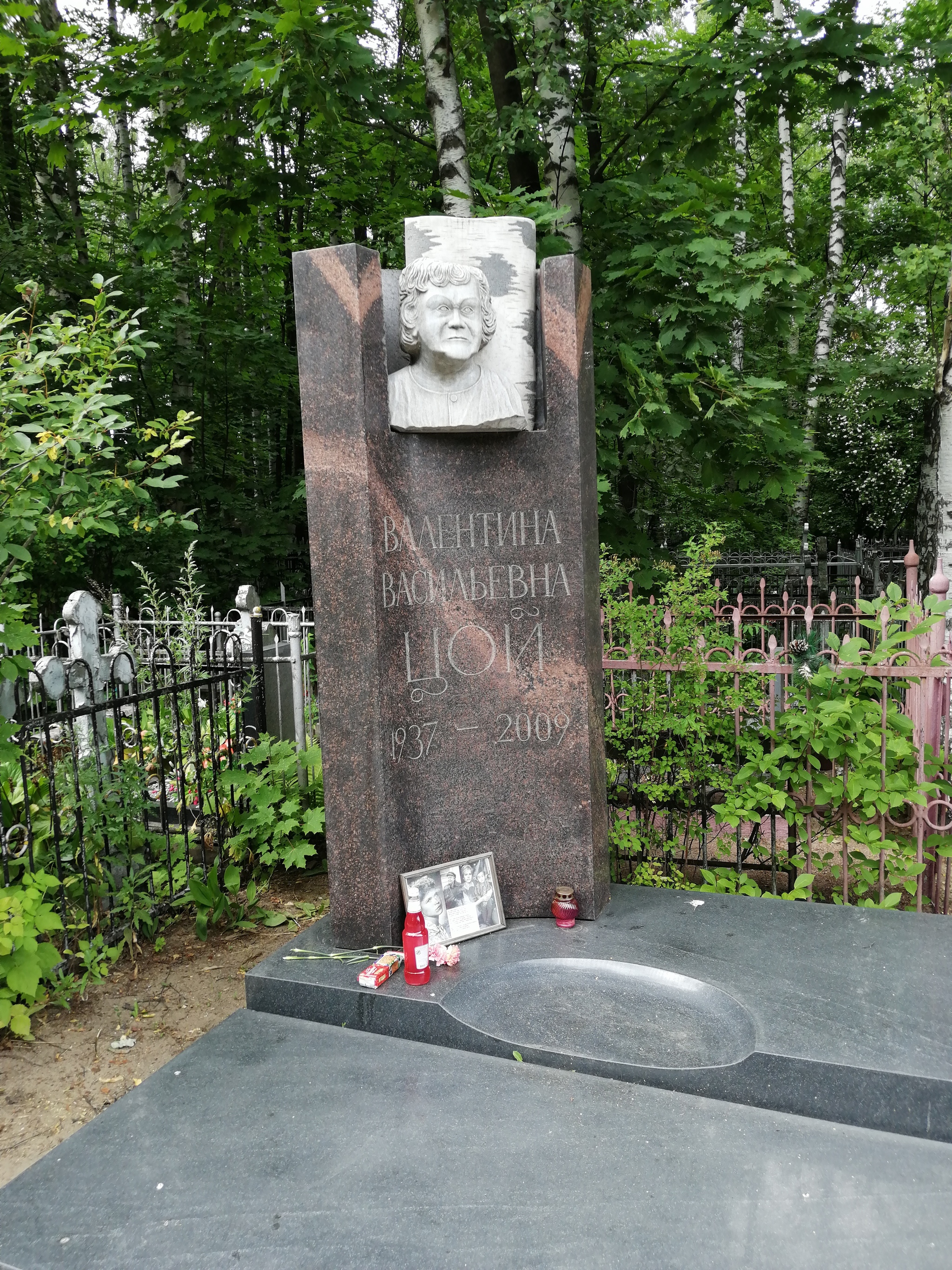 Похоронен король и шут. Могила Михаила Горшенева на Богословском кладбище.