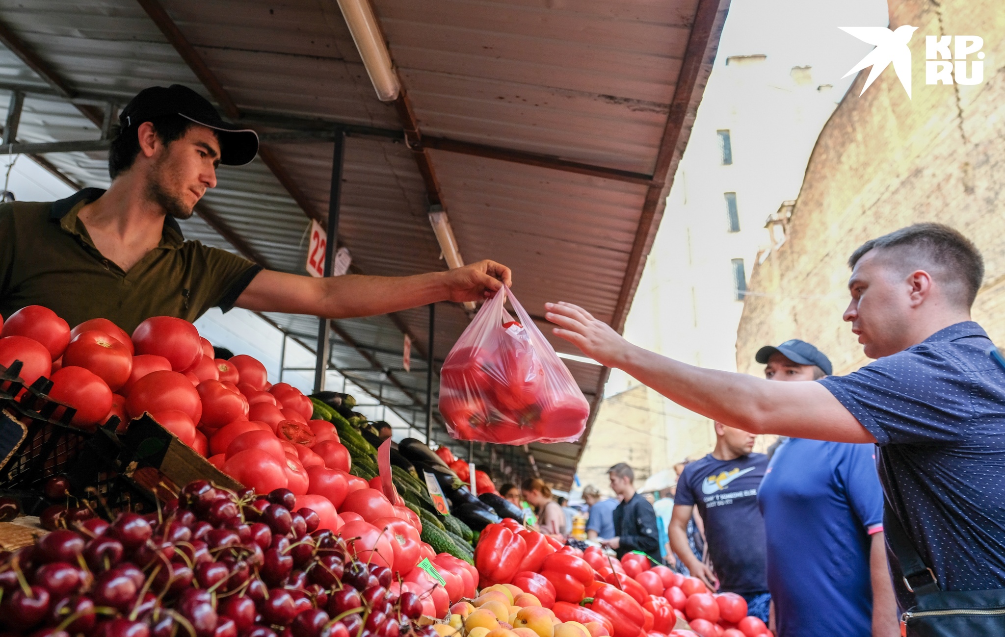 Черешня по 100 рублей, помидоры - по 20: лайфхаки, как выбирать продукты на Сенном  рынке | Пикабу