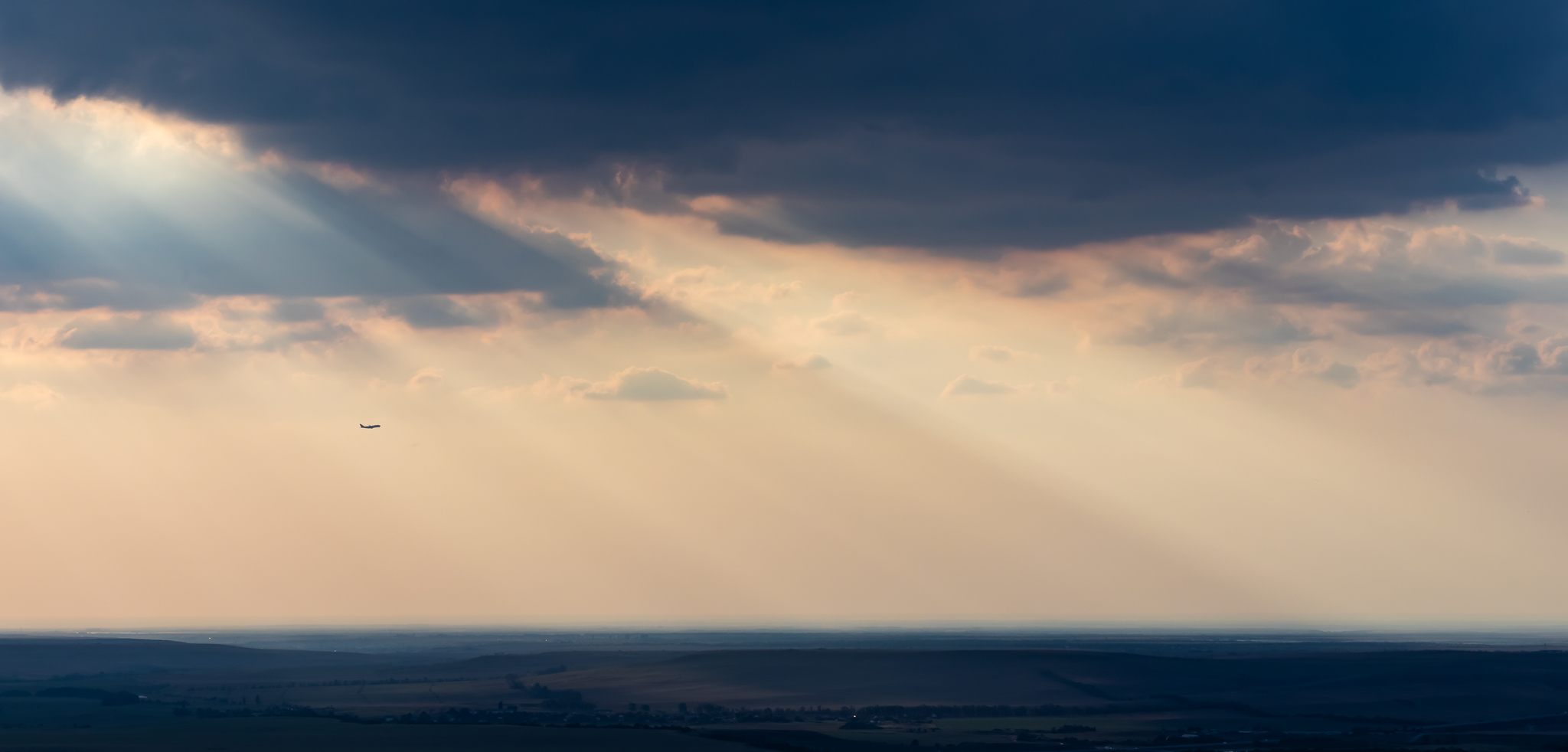 Modern flight of the Valkyries. Friday - My, Airplane, Clouds, Sunset, Crimea, The photo