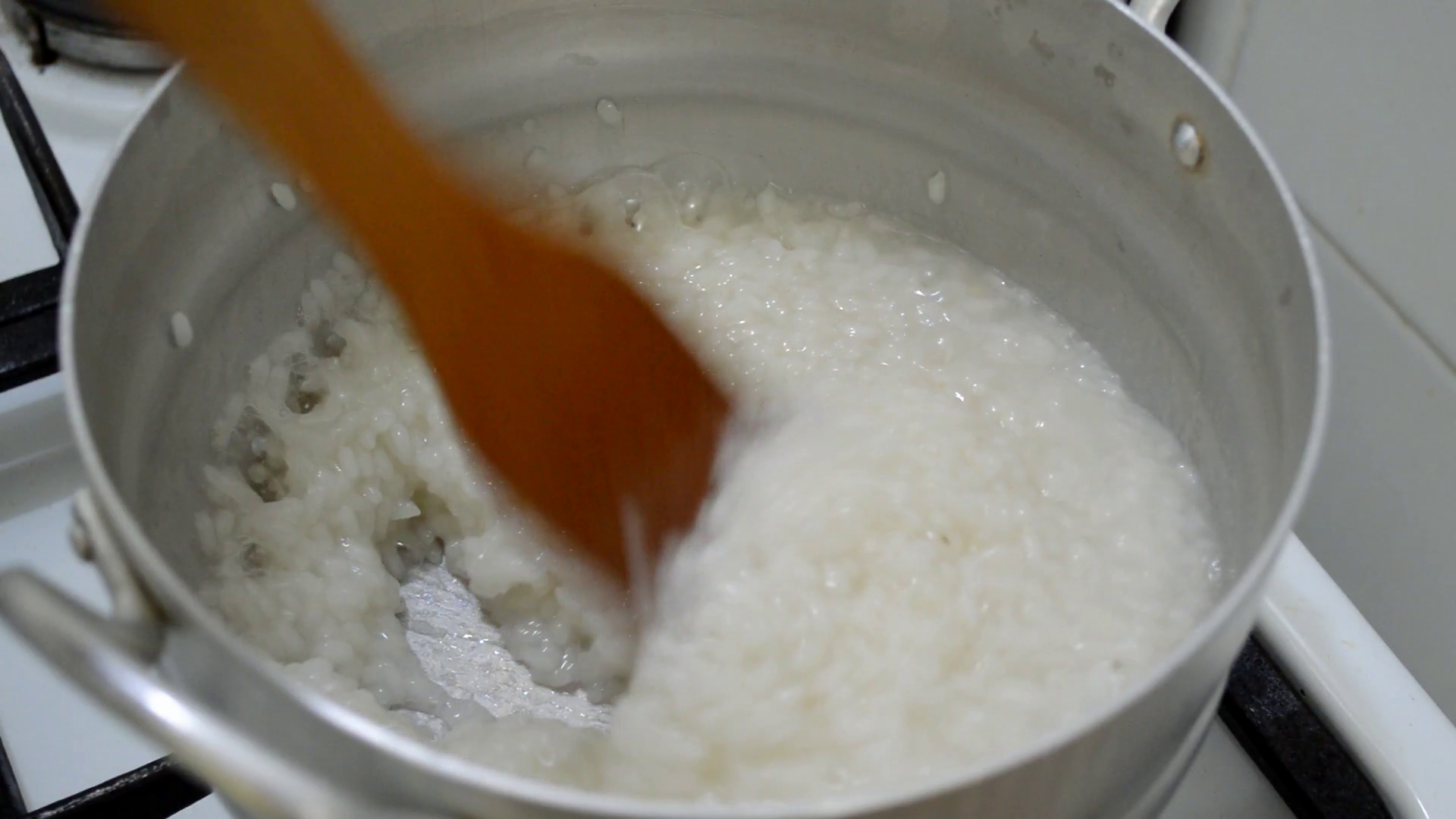 Можно ли рисовый отвар. Рис вареный. Варить до загустения. Варёный рис от глистов. Варка риса в котлах.