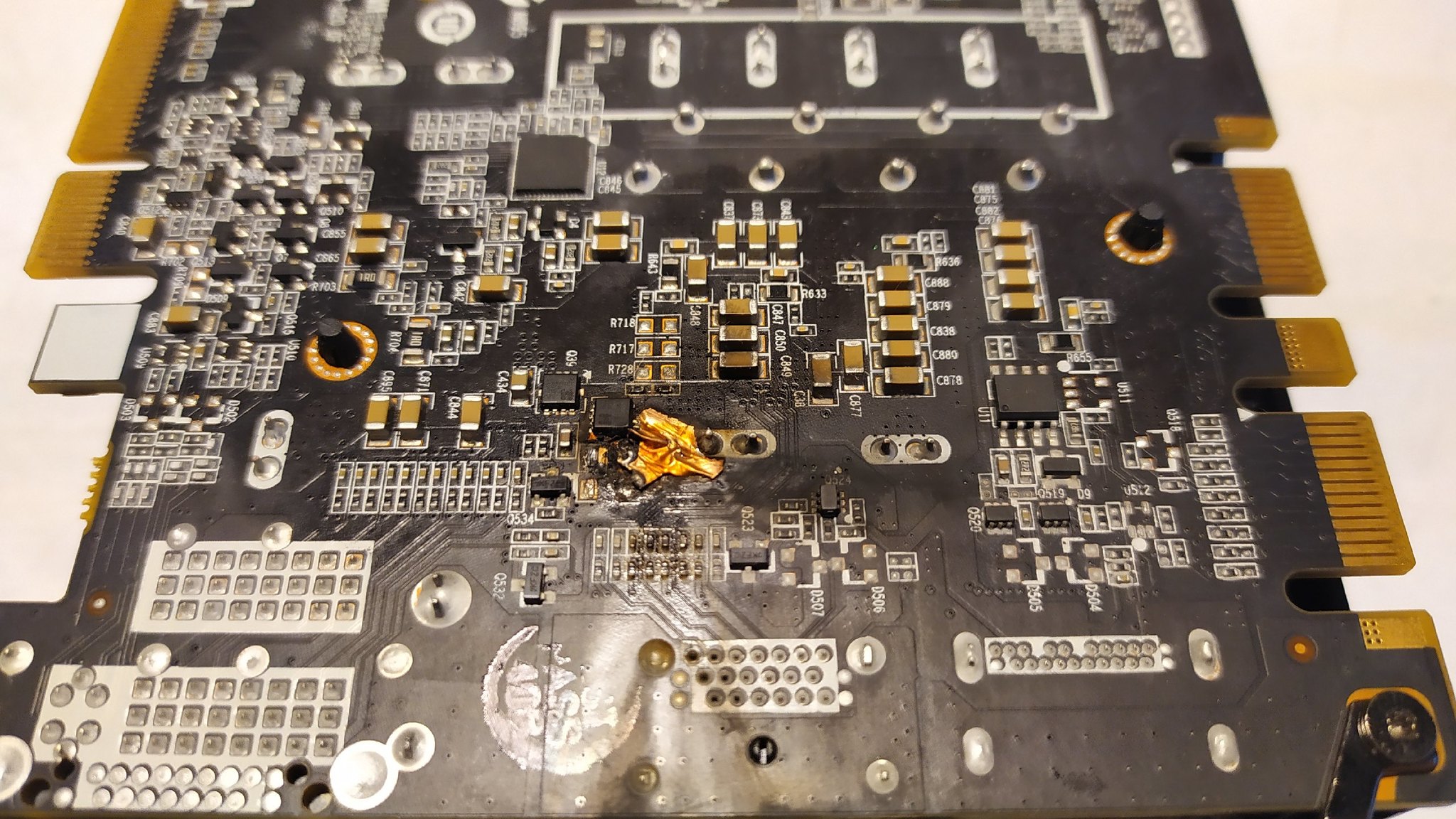 Сгорела видеокарта. GTX 970 schematic. Видеокарта Франкенштейн. Как выглядит сгоревшая видеокарта. Див пары на видеокарте.