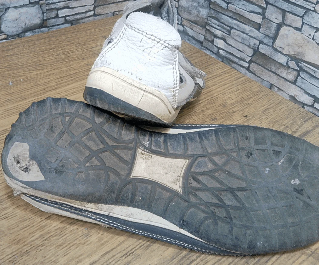 Подошва старого ботинка. Починить подошву кроссовок. Починка кроссовок подошва. Кроссовки износились.