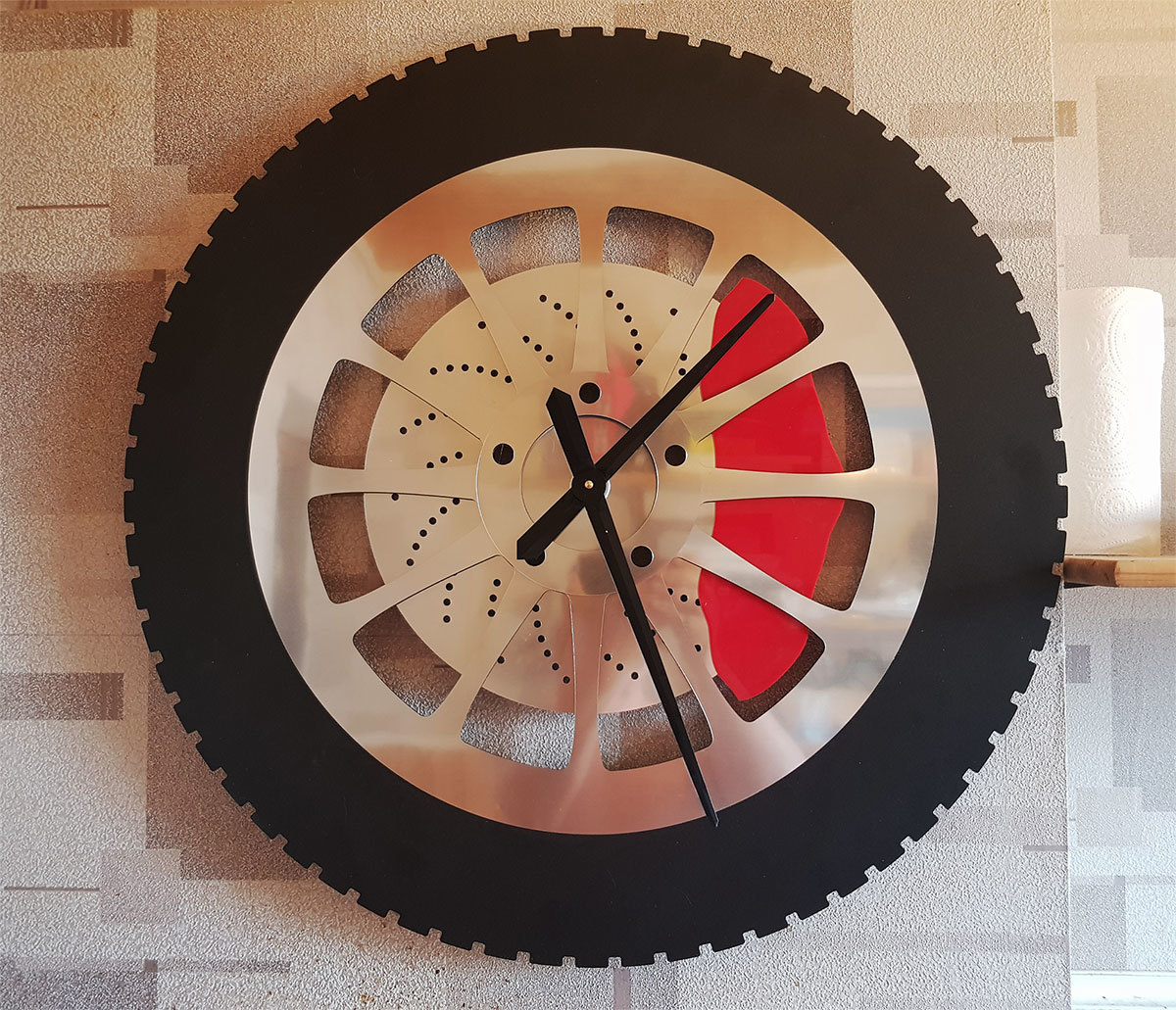 Часовые колеса. Часы колесо. Часы из колеса. Часы в виде колеса. Часы настенные автомобильная тематика.